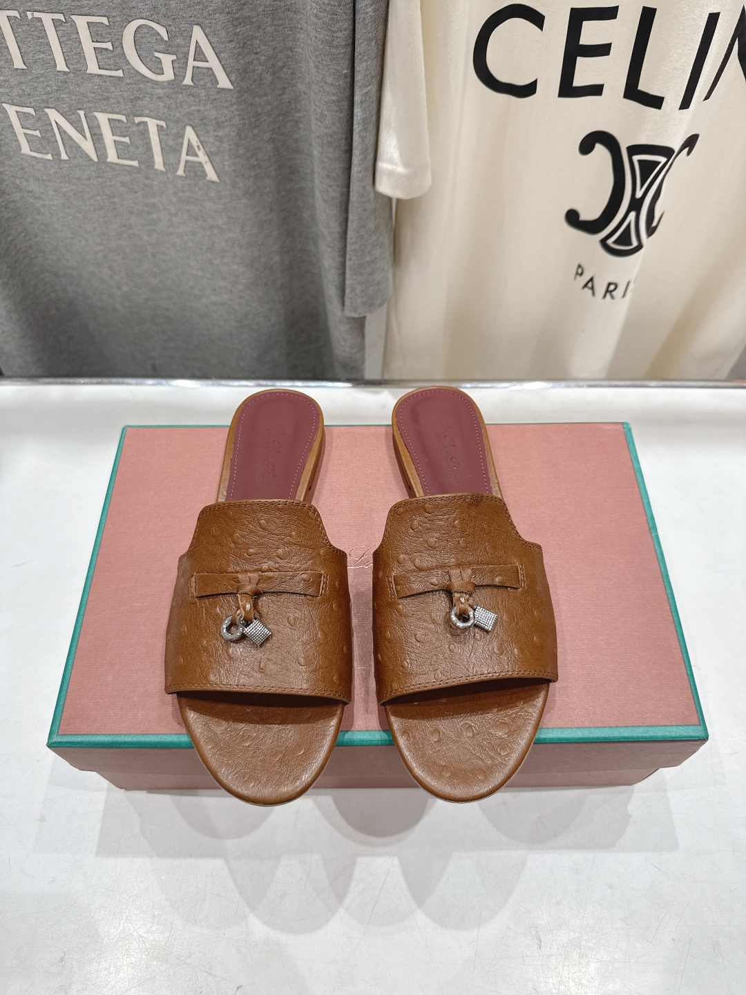 高版本出厂Loro Piana* LP ||诺悠翩雅2026ss夏季新款平底拖鞋‼️【市场顶级品质】𝐋𝐩