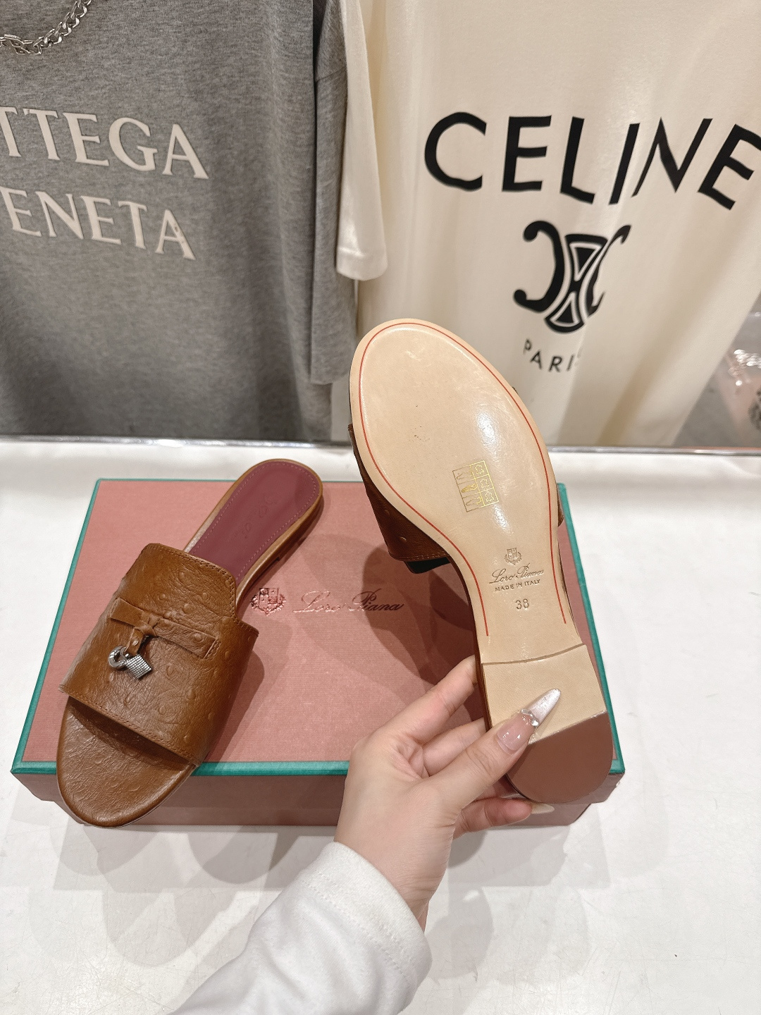 高版本出厂Loro Piana* LP ||诺悠翩雅2026ss夏季新款平底拖鞋‼️【市场顶级品质】𝐋𝐩