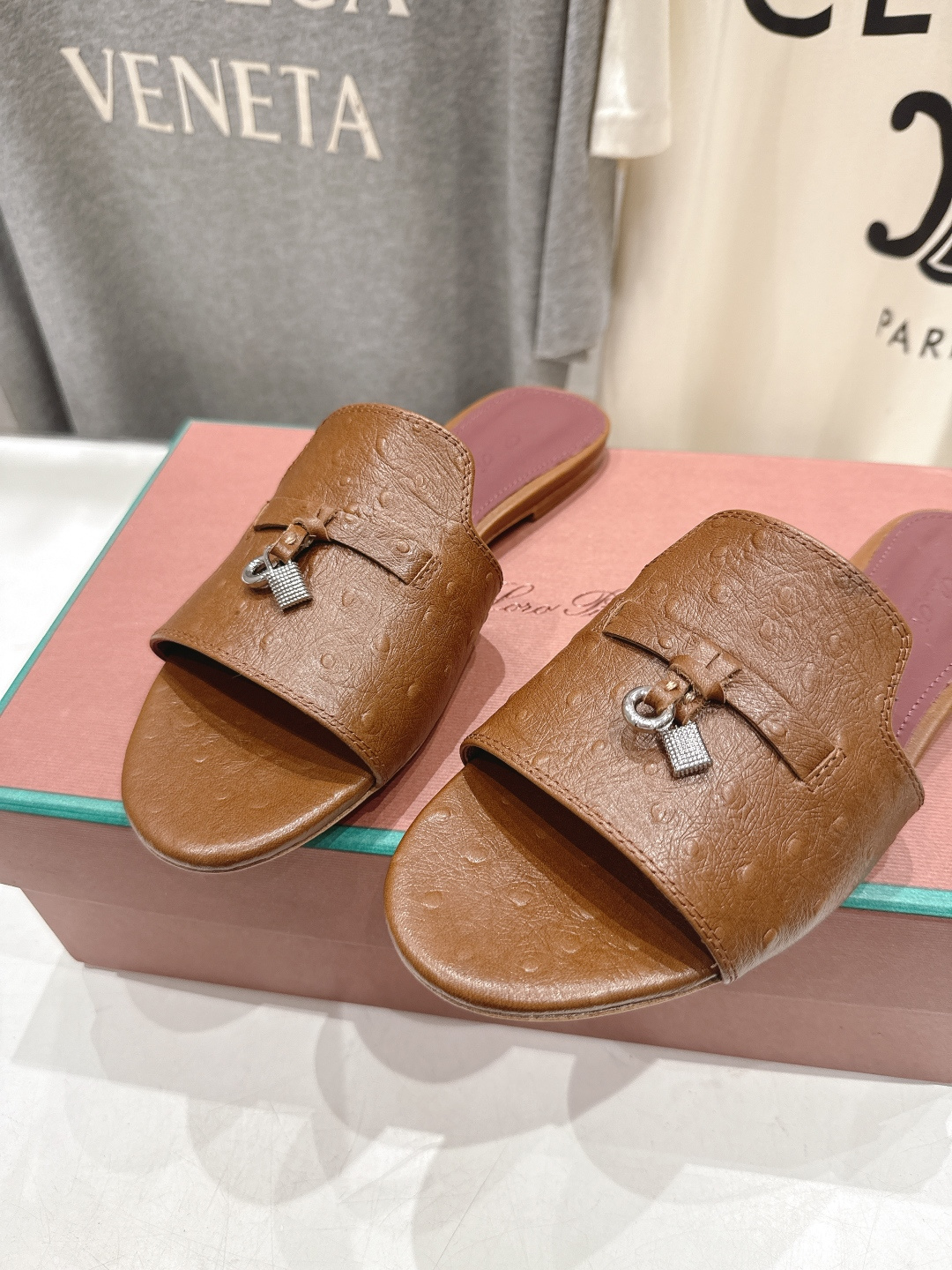 高版本出厂Loro Piana* LP ||诺悠翩雅2026ss夏季新款平底拖鞋‼️【市场顶级品质】𝐋𝐩