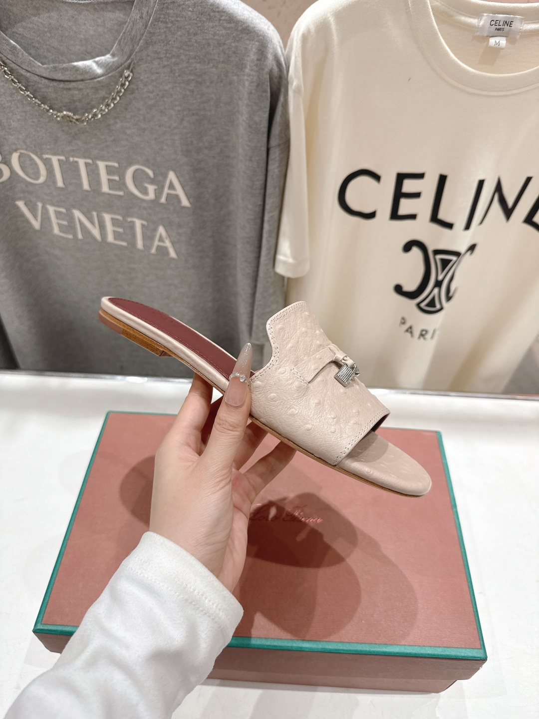 高版本出厂Loro Piana* LP ||诺悠翩雅2026ss夏季新款平底拖鞋‼️【市场顶级品质】𝐋𝐩