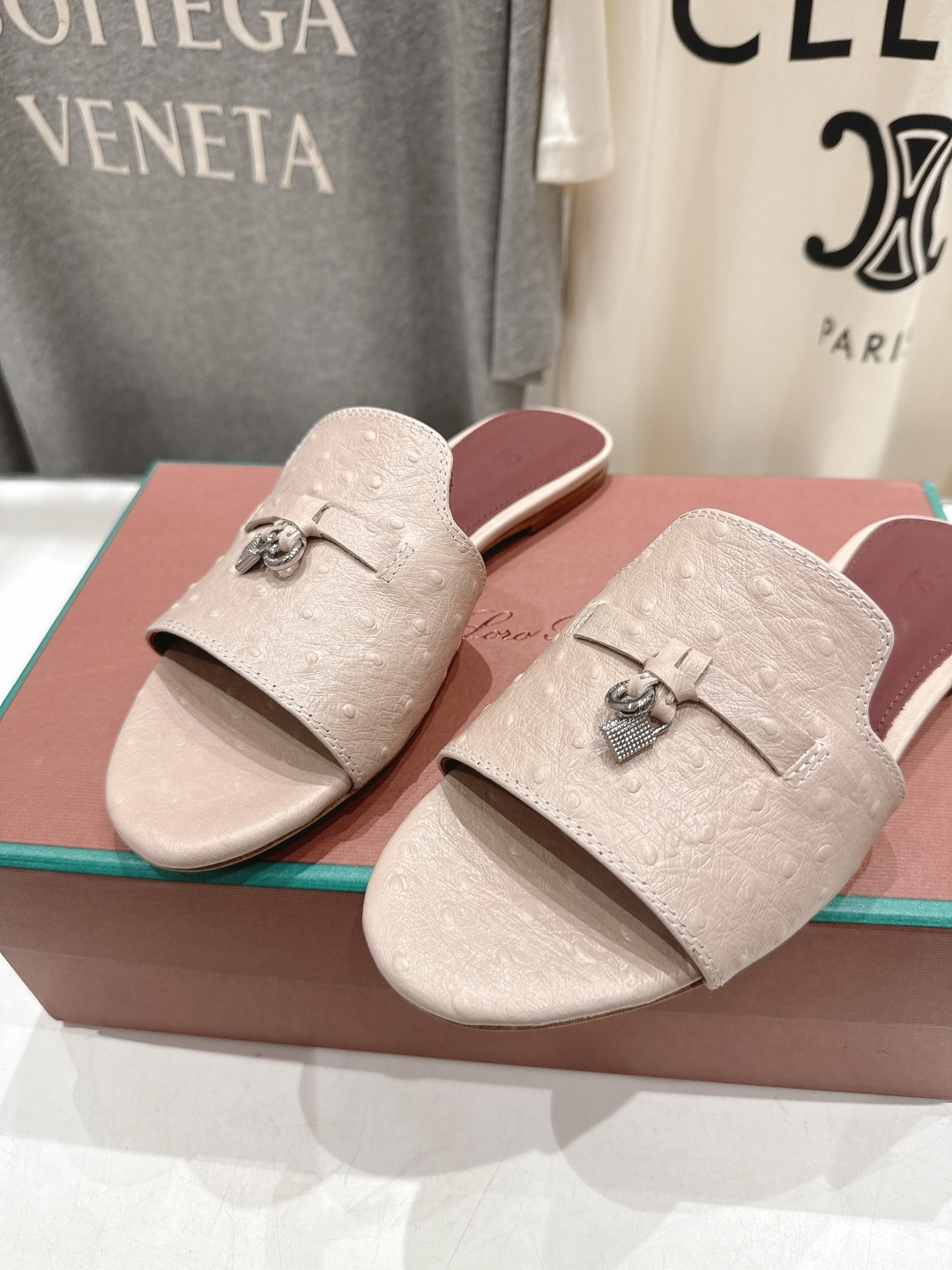 高版本出厂Loro Piana* LP ||诺悠翩雅2026ss夏季新款平底拖鞋‼️【市场顶级品质】𝐋𝐩