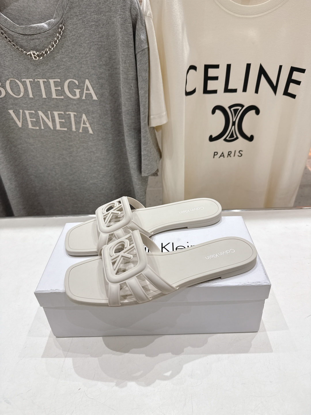 高版本出厂 Calvin Klein CK家2026ss夏季爆款平底沙滩拖鞋，在这个IN时代必备的拖鞋…