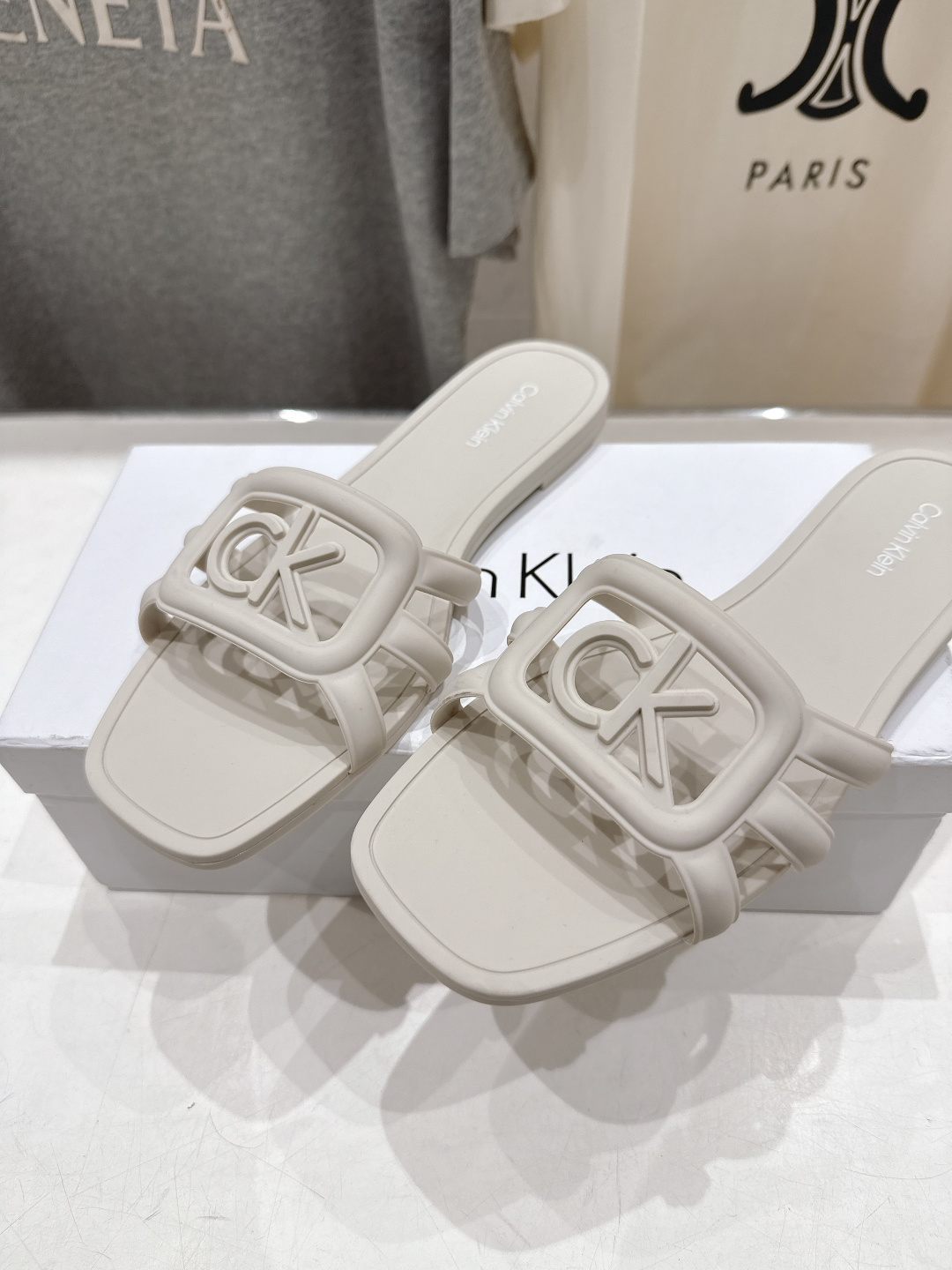 高版本出厂 Calvin Klein CK家2026ss夏季爆款平底沙滩拖鞋，在这个IN时代必备的拖鞋…