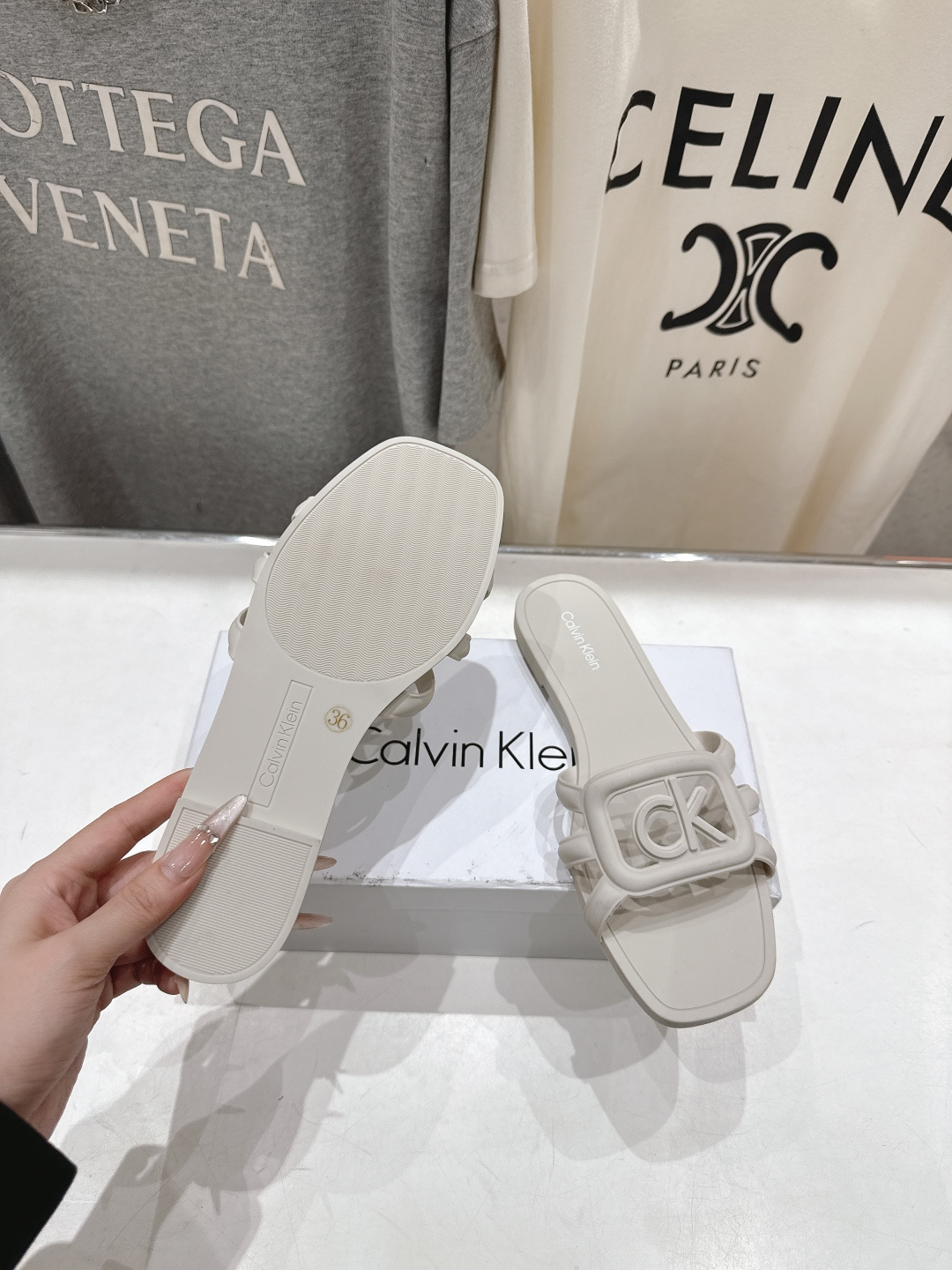 高版本出厂 Calvin Klein CK家2026ss夏季爆款平底沙滩拖鞋，在这个IN时代必备的拖鞋…