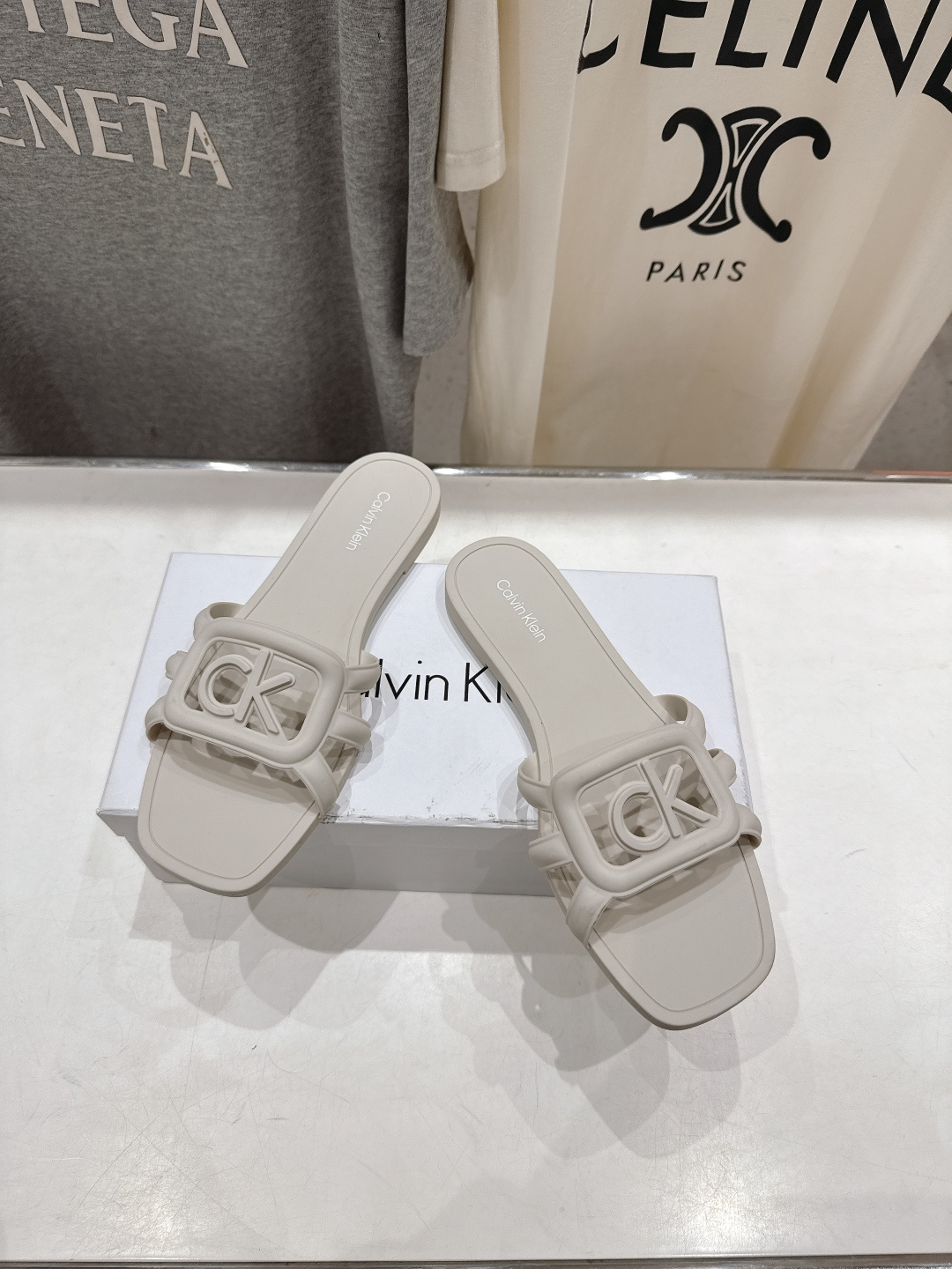 高版本出厂 Calvin Klein CK家2026ss夏季爆款平底沙滩拖鞋，在这个IN时代必备的拖鞋…