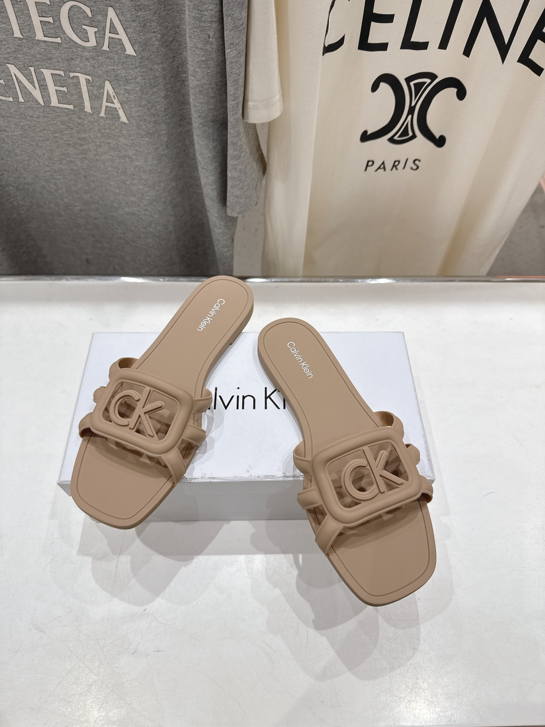 高版本出厂 Calvin Klein CK家2026ss夏季爆款平底沙滩拖鞋，在这个IN时代必备的拖鞋…