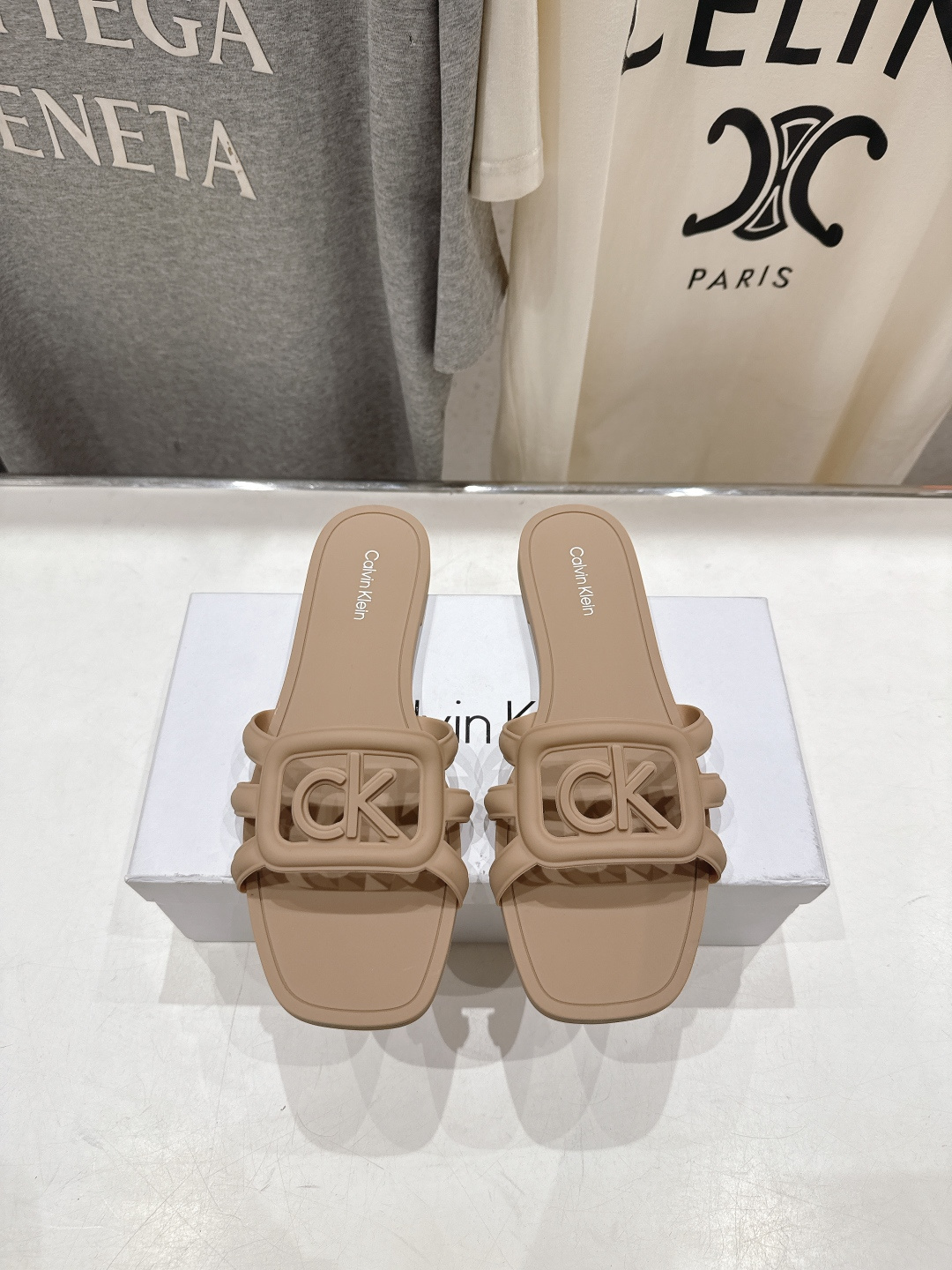 高版本出厂 Calvin Klein CK家2026ss夏季爆款平底沙滩拖鞋，在这个IN时代必备的拖鞋…