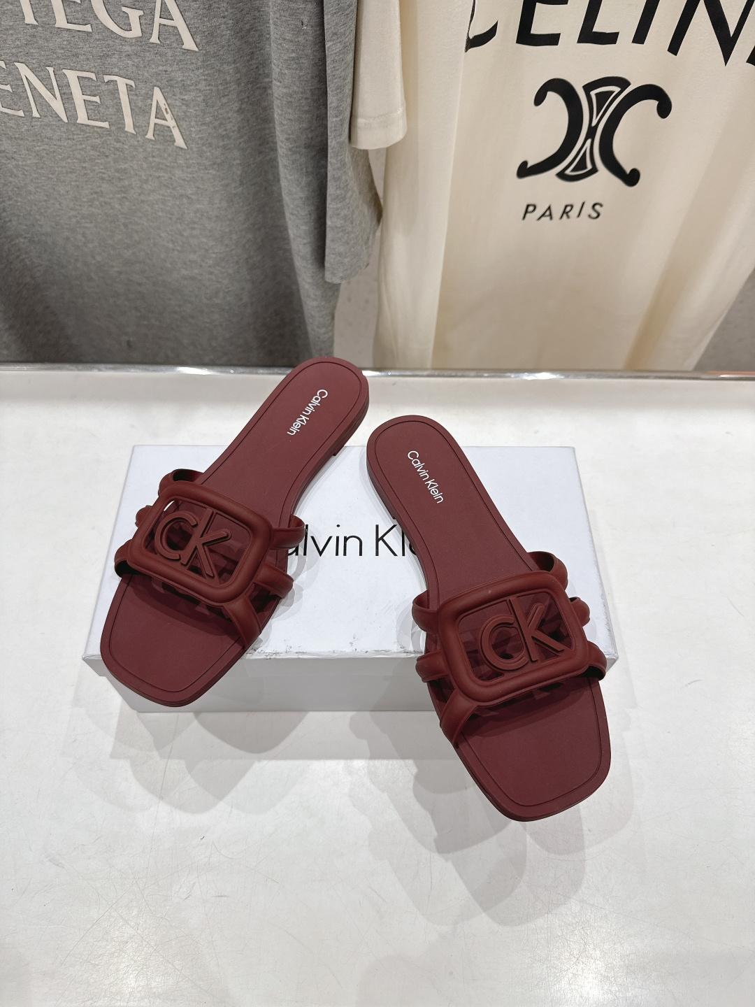 高版本出厂 Calvin Klein CK家2026ss夏季爆款平底沙滩拖鞋，在这个IN时代必备的拖鞋…