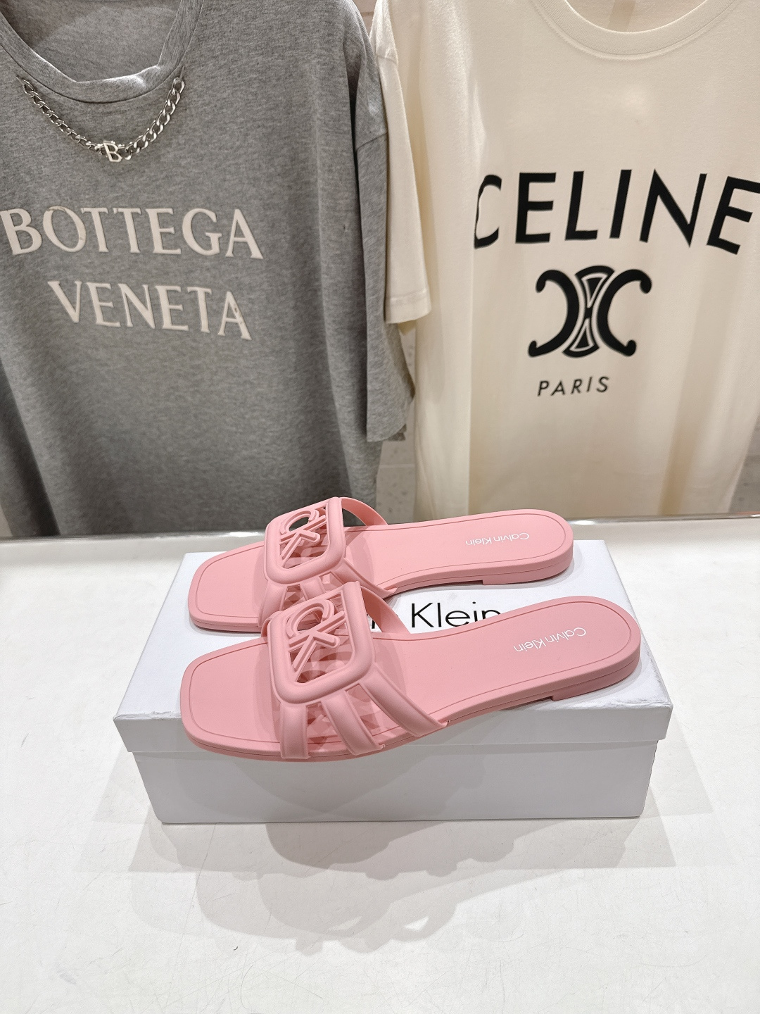 高版本出厂 Calvin Klein CK家2026ss夏季爆款平底沙滩拖鞋，在这个IN时代必备的拖鞋…