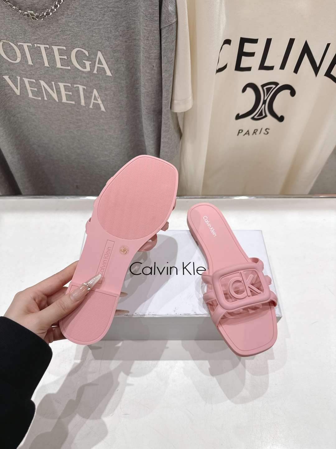高版本出厂 Calvin Klein CK家2026ss夏季爆款平底沙滩拖鞋，在这个IN时代必备的拖鞋…