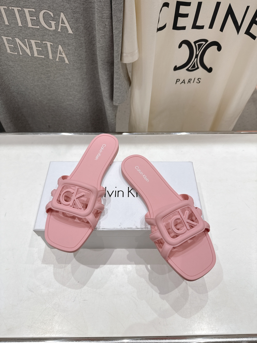 高版本出厂 Calvin Klein CK家2026ss夏季爆款平底沙滩拖鞋，在这个IN时代必备的拖鞋…