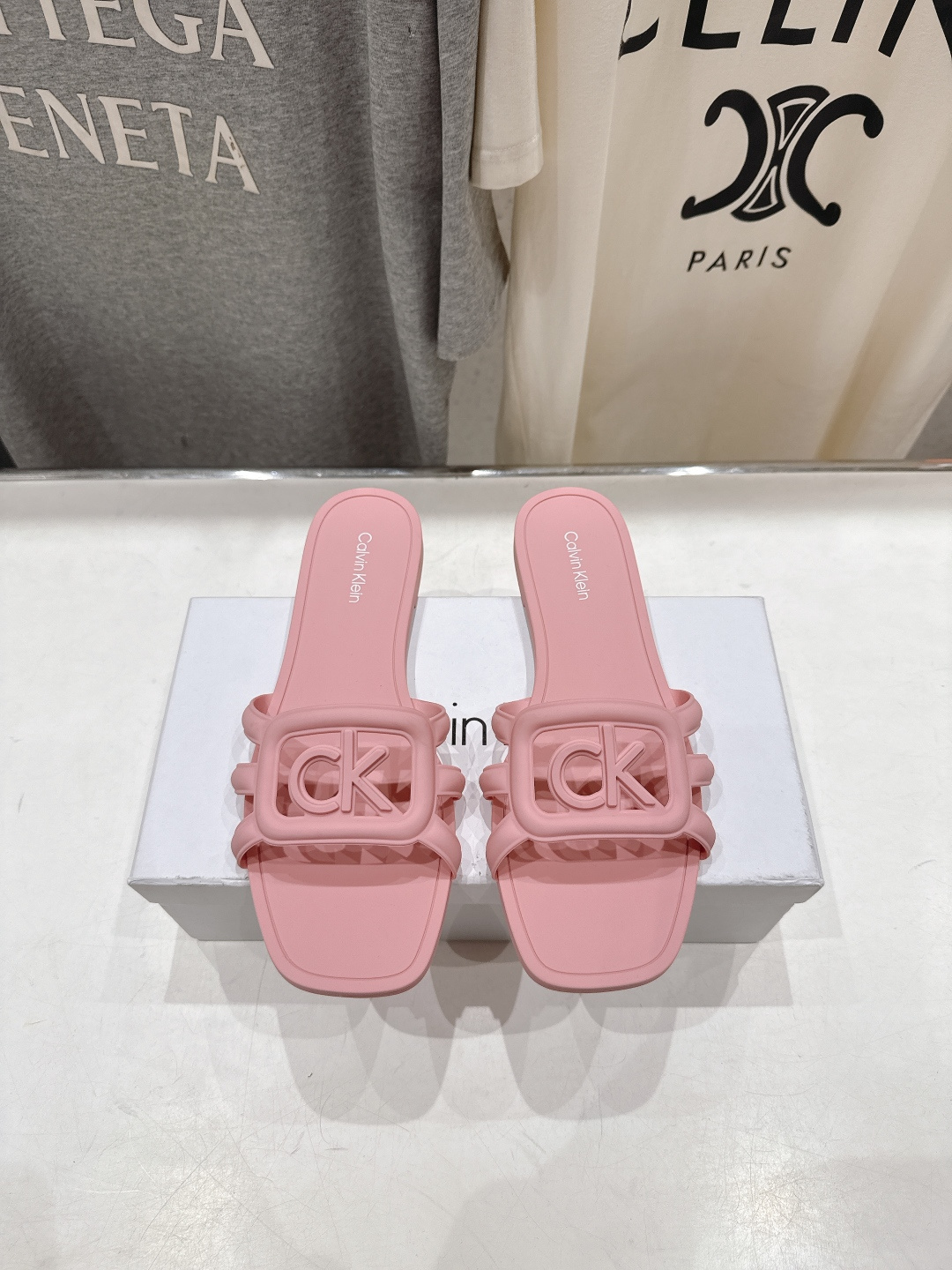 高版本出厂 Calvin Klein CK家2026ss夏季爆款平底沙滩拖鞋，在这个IN时代必备的拖鞋…