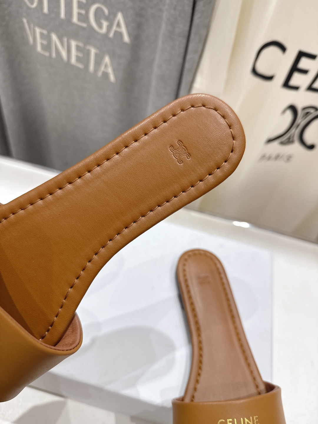 高版本出厂 Celine/塞琳2026ss思琳F035夏季新款凯旋门Logo平底拖鞋高级感十足 网红in