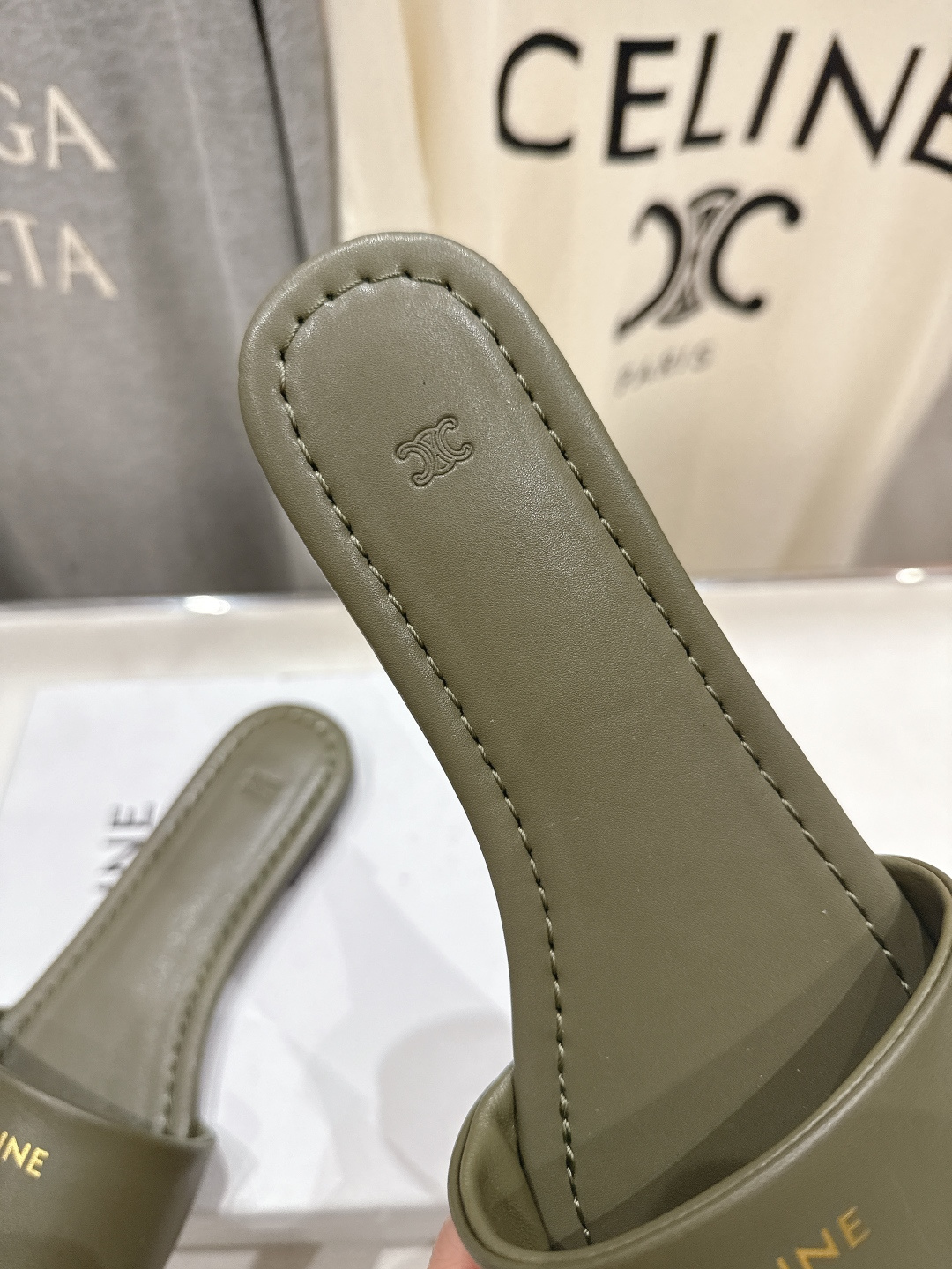 高版本出厂 Celine/塞琳2026ss思琳F035夏季新款凯旋门Logo平底拖鞋高级感十足 网红in