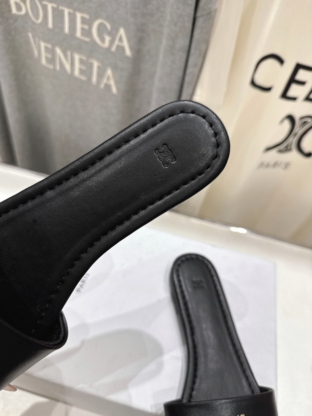 高版本出厂 Celine/塞琳2026ss思琳F035夏季新款凯旋门Logo平底拖鞋高级感十足 网红in