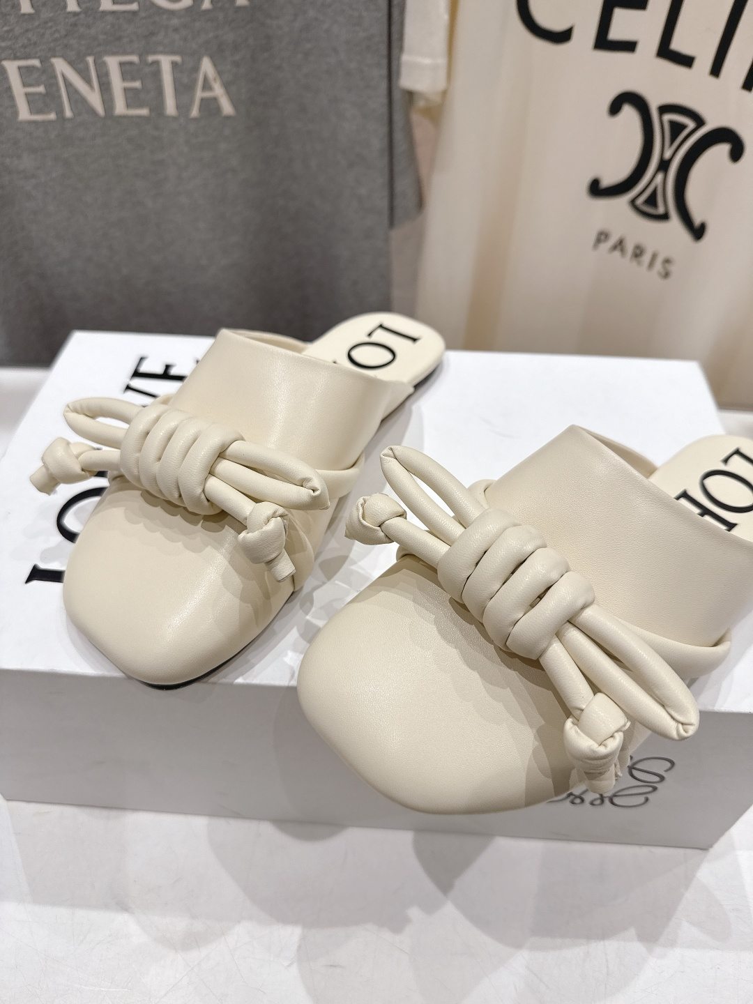 高版本出厂 LOEWE/罗意威F036 26ss春夏新款平底复古半包拖鞋乐福鞋懒人鞋原版购入，细节把控到