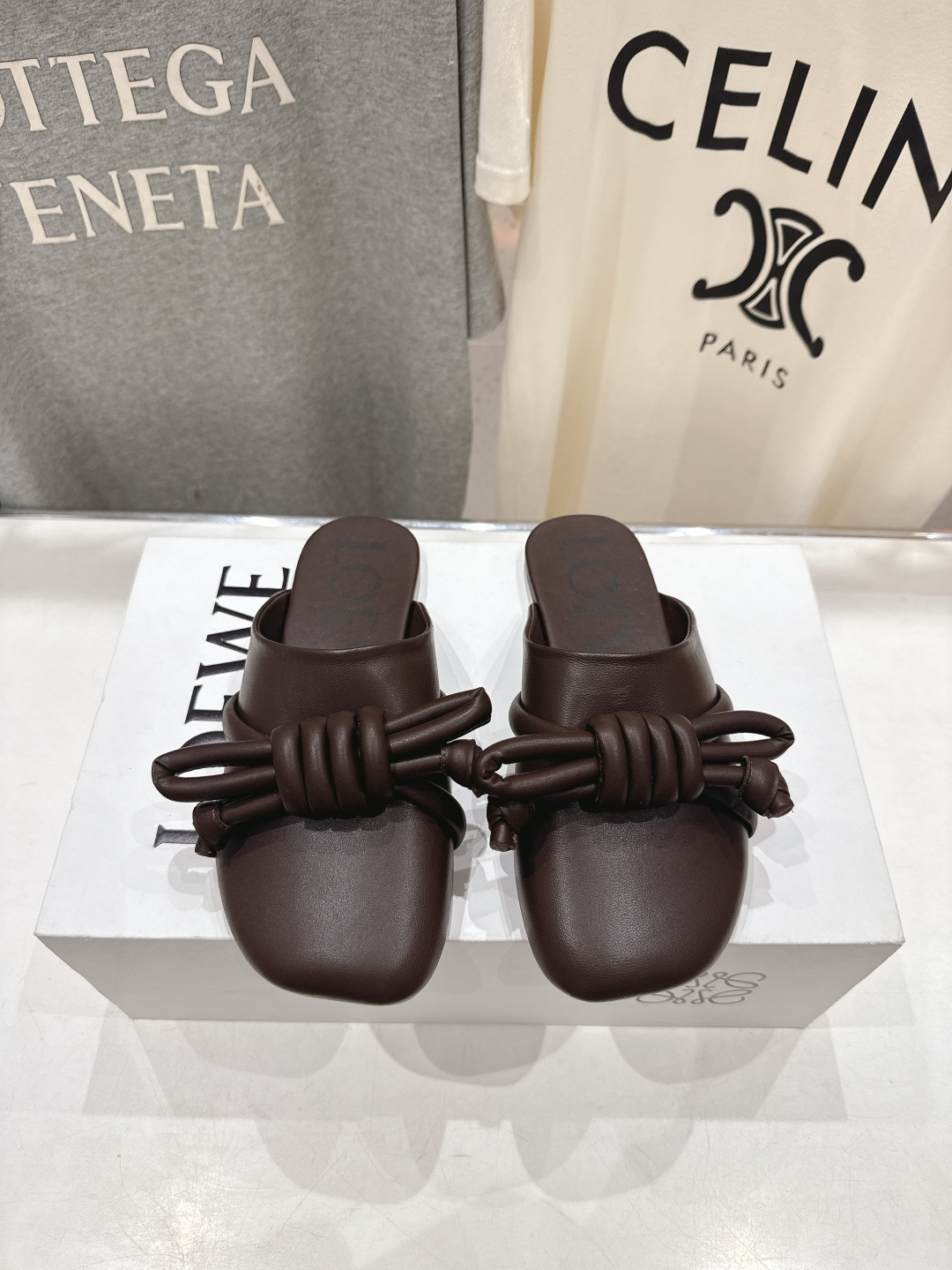 NO:725344,High version of LOEWE/Loewe F036 26ss spring and summer new flat-soled retro half-pack slippers, loafers and loafers. Purchased in original form, the details are in place. This will be an explosive version that will set off the trend, and it is worth owning. It has unique fashion and trend-leading style, and it is highly recommended to stock up and purchase. The shoe shape is superb, and the leather is soft. The design that can be stepped on is extremely comfortable, and it is very versatile when paired with dresses and trousers. The upper is imported calf leather  Sheepskin lining, outsole, genuine leather imported from Italy, code number 35-39 (40 customized, non-refundable, non-exchangeable), semi-trailers, loewe, loewe, loafers, slippers, skirts, cowhide, sheepskin19860909高版本  LOEWE/罗意威F036 26ss春夏新款平底复古半包拖鞋乐福鞋懒人鞋 原版购入,细节把控到位.这将是引爆潮流的一款爆版,值得拥有.独具时尚潮流领先风格,强烈推荐备货购入 鞋型韵味超赞,皮质柔软.可后踩的设计舒适度极高,搭配连衣裙束脚工裤装非常百搭的一款 鞋面进口小牛皮 内里羊皮内里 大底意大利进口真皮 码数35-39 (40定制不退不换),半拖,loewe,loewe,loafers,slippers,skirts,cowhide,sheepskin,Women's Shoes