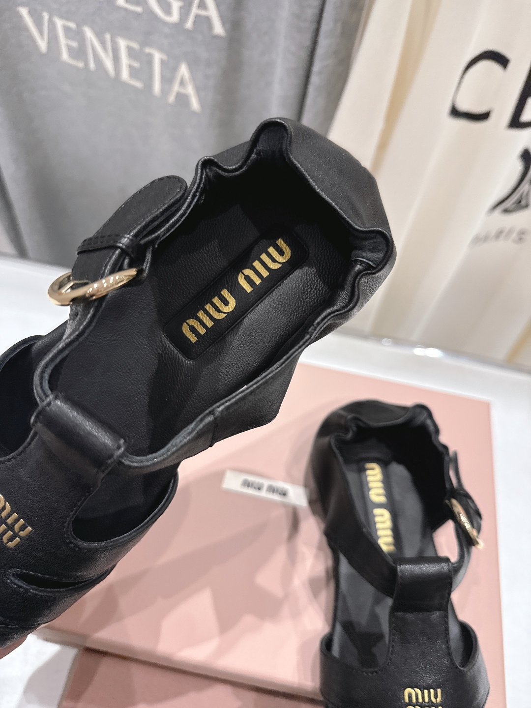 高版本出厂 MiuMiu*缪缪F033 2026ss夏季新款平底羊皮复古风凉鞋拖鞋Zp开发 原版拆卸，细