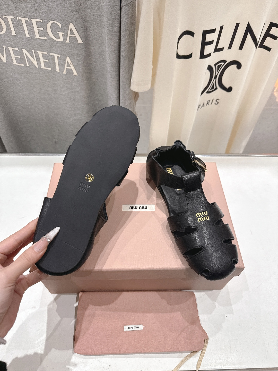 高版本出厂 MiuMiu*缪缪F033 2026ss夏季新款平底羊皮复古风凉鞋拖鞋Zp开发 原版拆卸，细