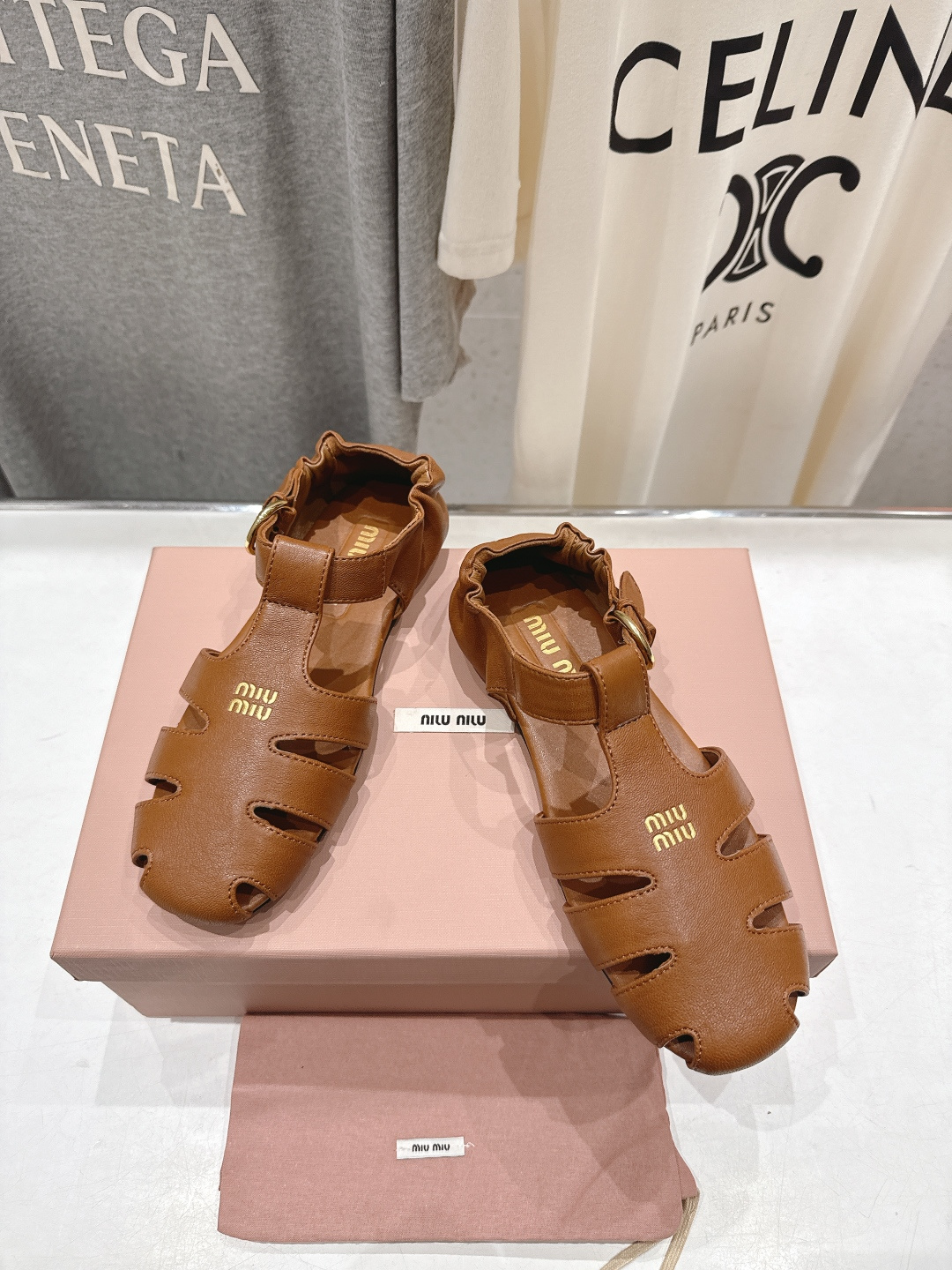 高版本出厂 MiuMiu*缪缪F033 2026ss夏季新款平底羊皮复古风凉鞋拖鞋Zp开发 原版拆卸，细