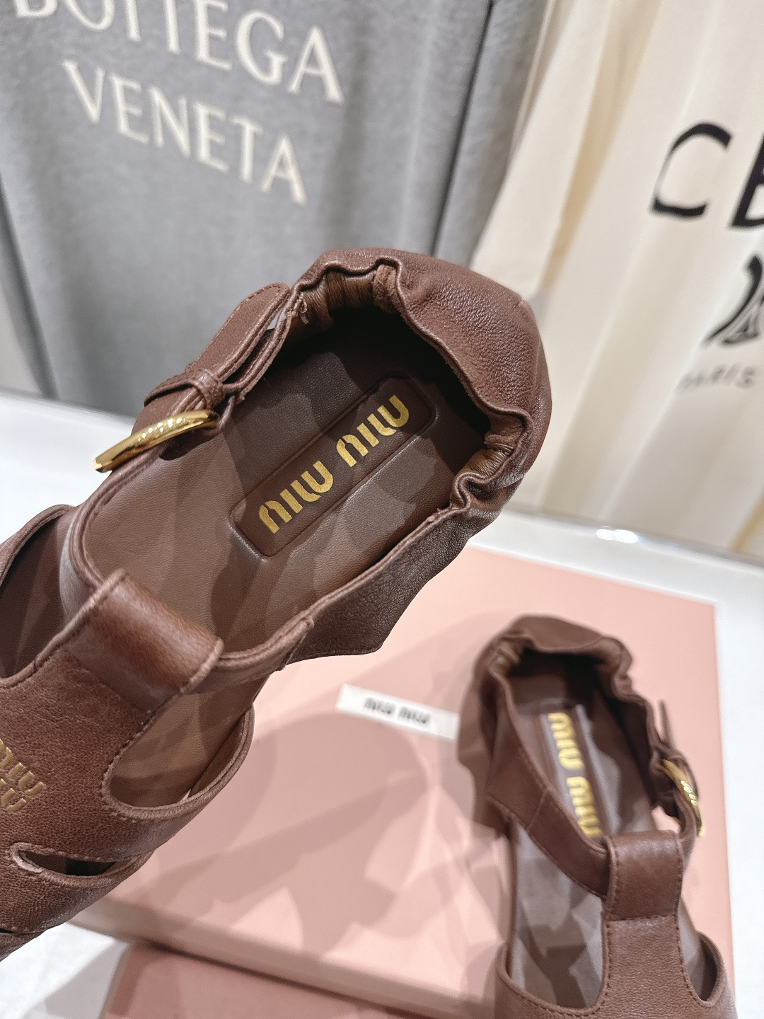 高版本出厂 MiuMiu*缪缪F033 2026ss夏季新款平底羊皮复古风凉鞋拖鞋Zp开发 原版拆卸，细