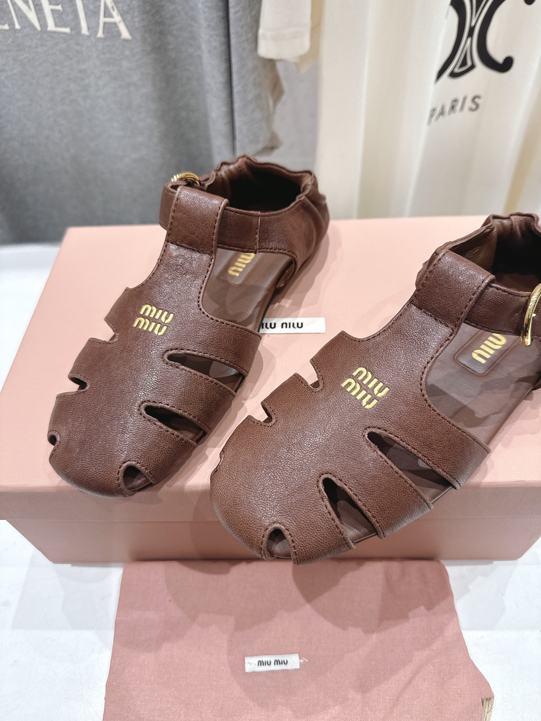 高版本出厂 MiuMiu*缪缪F033 2026ss夏季新款平底羊皮复古风凉鞋拖鞋Zp开发 原版拆卸，细