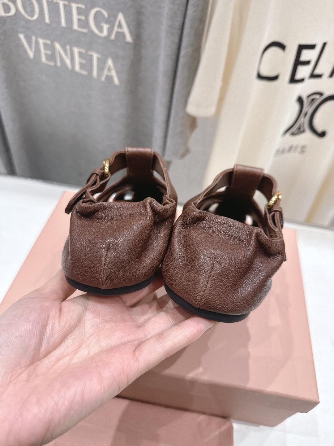 高版本出厂 MiuMiu*缪缪F033 2026ss夏季新款平底羊皮复古风凉鞋拖鞋Zp开发 原版拆卸，细