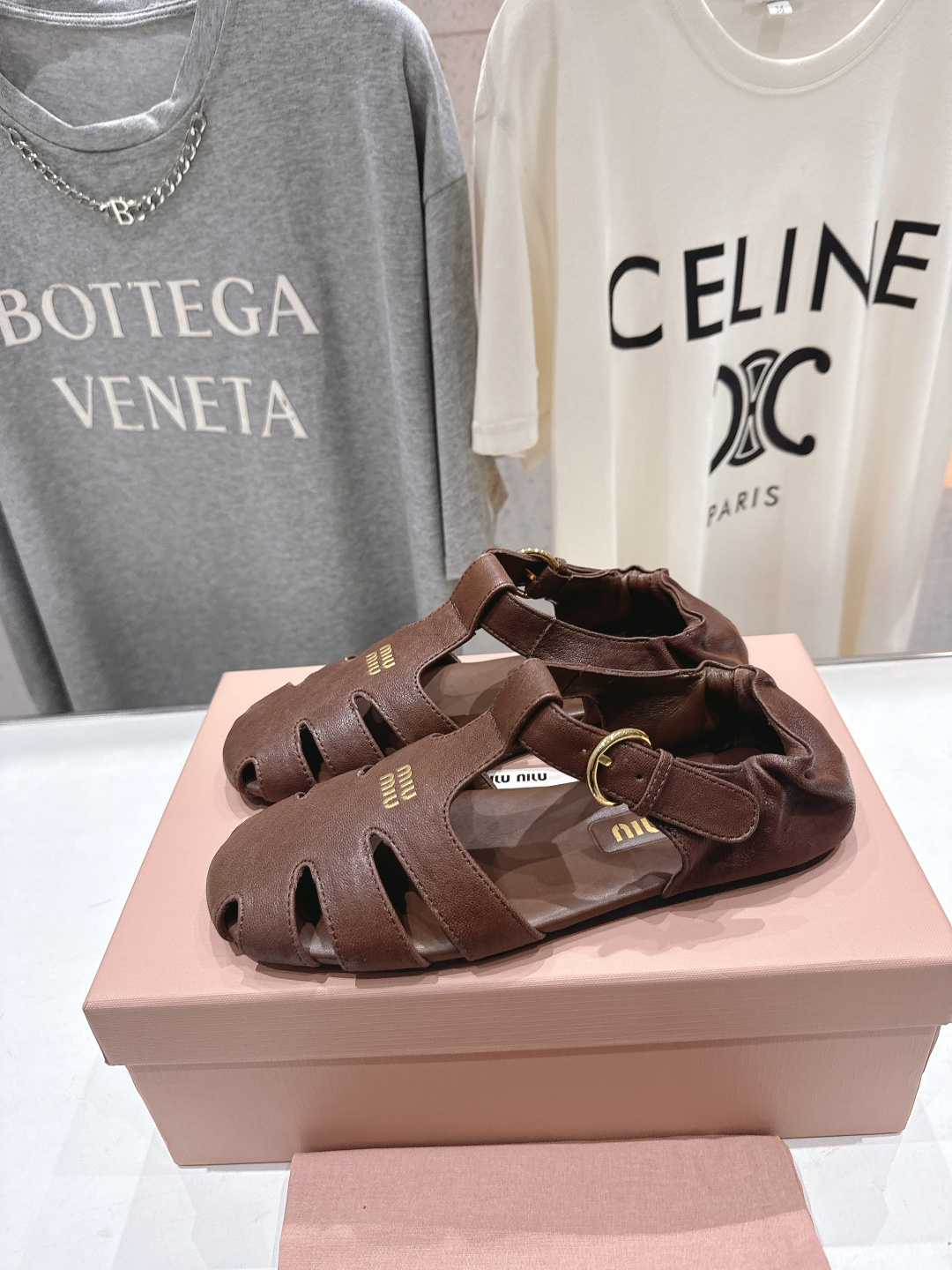 高版本出厂 MiuMiu*缪缪F033 2026ss夏季新款平底羊皮复古风凉鞋拖鞋Zp开发 原版拆卸，细