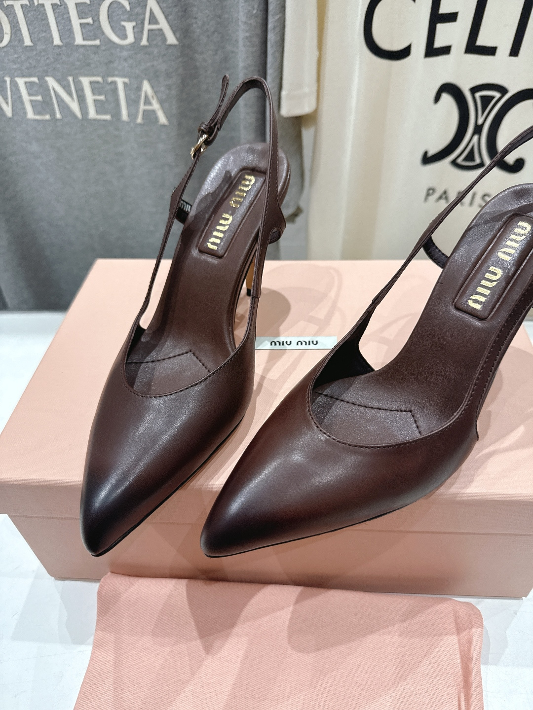 高版本出厂价 MiuMiu/缪缪2026ss春夏新款仙女风尖头玛丽珍高跟鞋凉鞋非常低调的一款高跟单鞋 乖