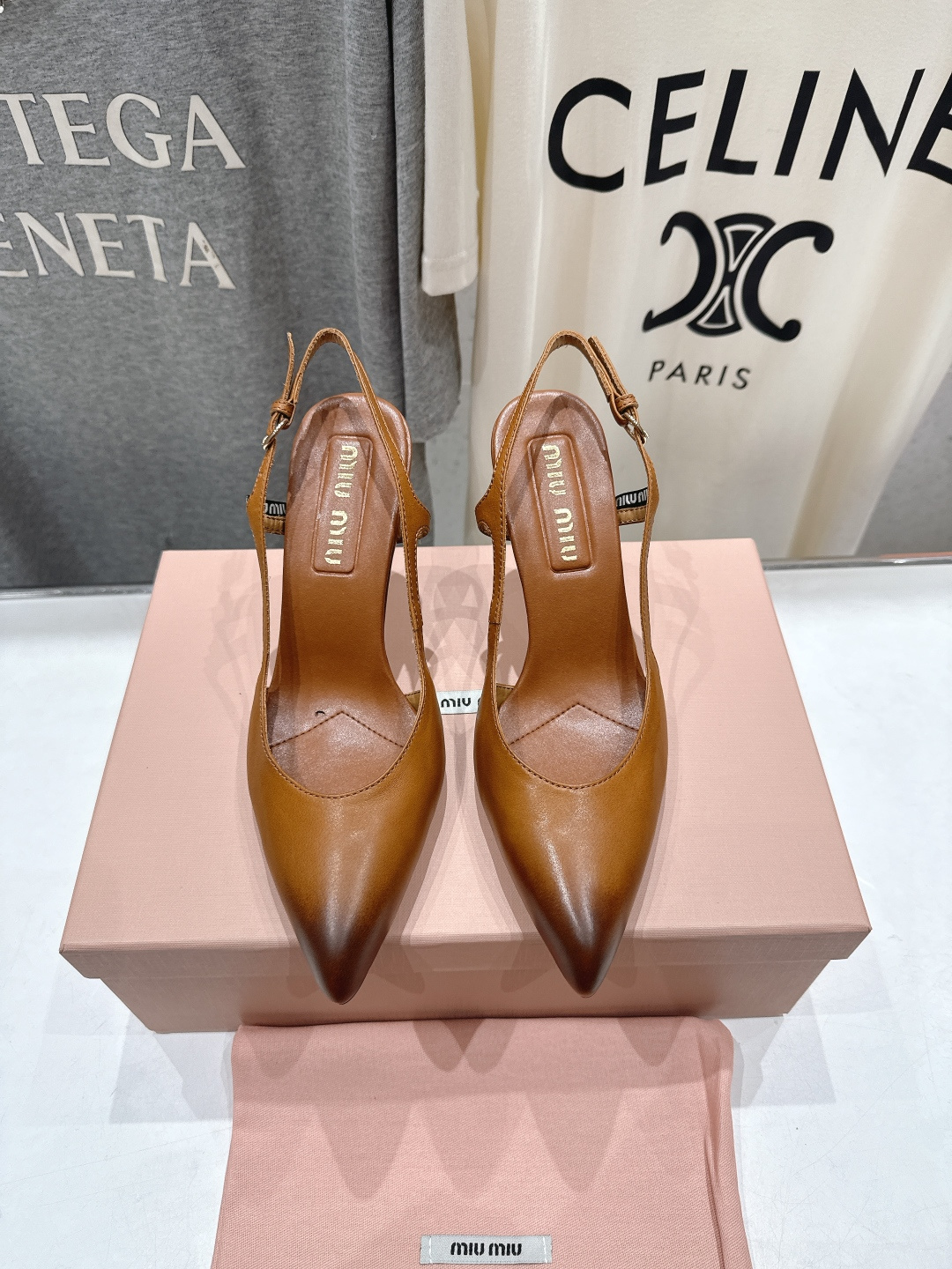 NO:725369,High version MiuMiu/Miu Miu 2026ss spring and summer new fairy style pointy-toe Mary Jane high-heeled sandals. A very low-key high-heeled single shoe. It is smart and reduces age. The upper foot shows long and advanced legs. The comfort is also perfect. It is super suitable for daily wear. Easy to put on and take off. The upper is imported first-layer cowhide. The lining is sheepskin. The outsole is imported from Italy. The size of the leather outsole is 35-39 (40 41 custom-made)  With original packaging, sandals, miumiu, sandals, mary jane, high heels, cowhide, sheepskin, Leather soles19860909高版本  MiuMiu/缪缪2026ss春夏新款仙女风尖头玛丽珍高跟鞋凉鞋 非常低调的一款高跟单鞋 乖巧减龄 上脚显腿长又高级 舒适度也做到完美 日常穿着超级合适 穿脱方便 鞋面进口头层牛皮 内里垫脚羊皮 大底意大利进口真皮大底 码数35-39 (40 41定做) 配原版一致包装,凉鞋单鞋,miumiu,sandals,mary jane,high heels,cowhide,sheepskin,Leather soles,Women's Shoes