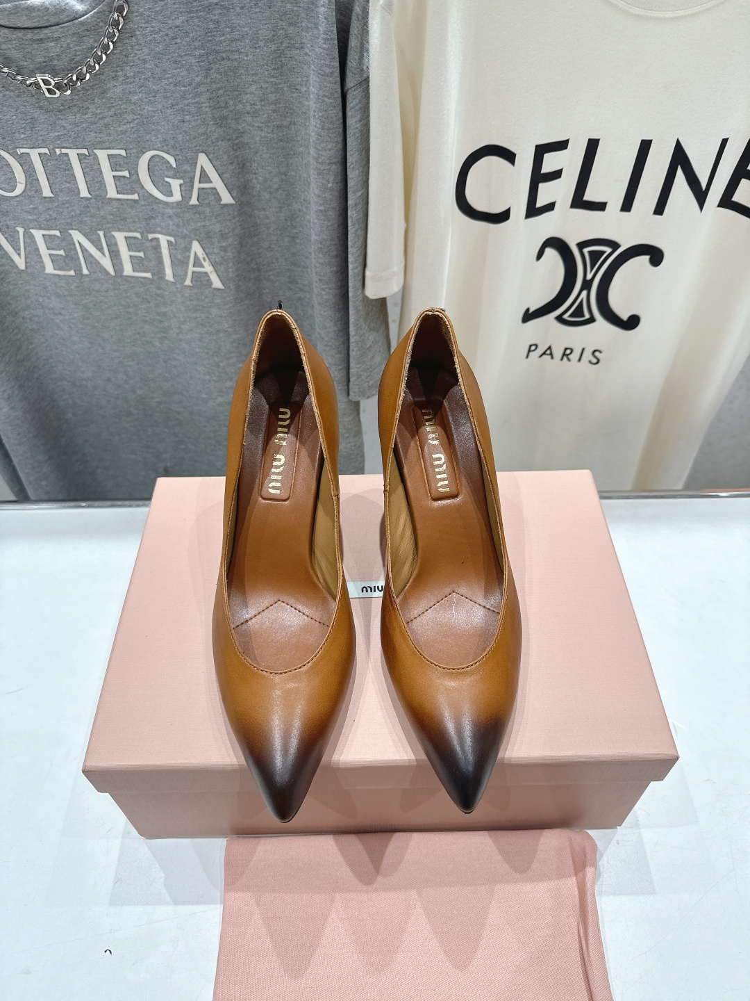 NO:725373,High version MiuMiu/Miu Miu F068 2026ss spring and summer new fairy style pointed-toe Mary Jane high-heeled shoes. A very low-key high-heeled shoe. It is smart and reduces age. The upper foot makes the legs longer and more advanced. The comfort is also perfect. It is super suitable for daily wear. Easy to put on and take off. The upper is imported first-layer cowhide. The lining is sheepskin. The outsole is imported from Italy. The size of the leather outsole is 35-39 (40 41 customized)  With original packaging, sandals, miumiu, sandals, mary jane, high heels, cowhide, sheepskin, Leather soles19860909高版本  MiuMiu/缪缪F068 2026ss春夏新款仙女风尖头玛丽珍高跟鞋单鞋 非常低调的一款高跟单鞋 乖巧减龄 上脚显腿长又高级 舒适度也做到完美 日常穿着超级合适 穿脱方便 鞋面进口头层牛皮 内里垫脚羊皮 大底意大利进口真皮大底 码数35-39 (40 41定做) 配原版一致包装,凉鞋单鞋,miumiu,sandals,mary jane,high heels,cowhide,sheepskin,Leather soles,Women's Shoes