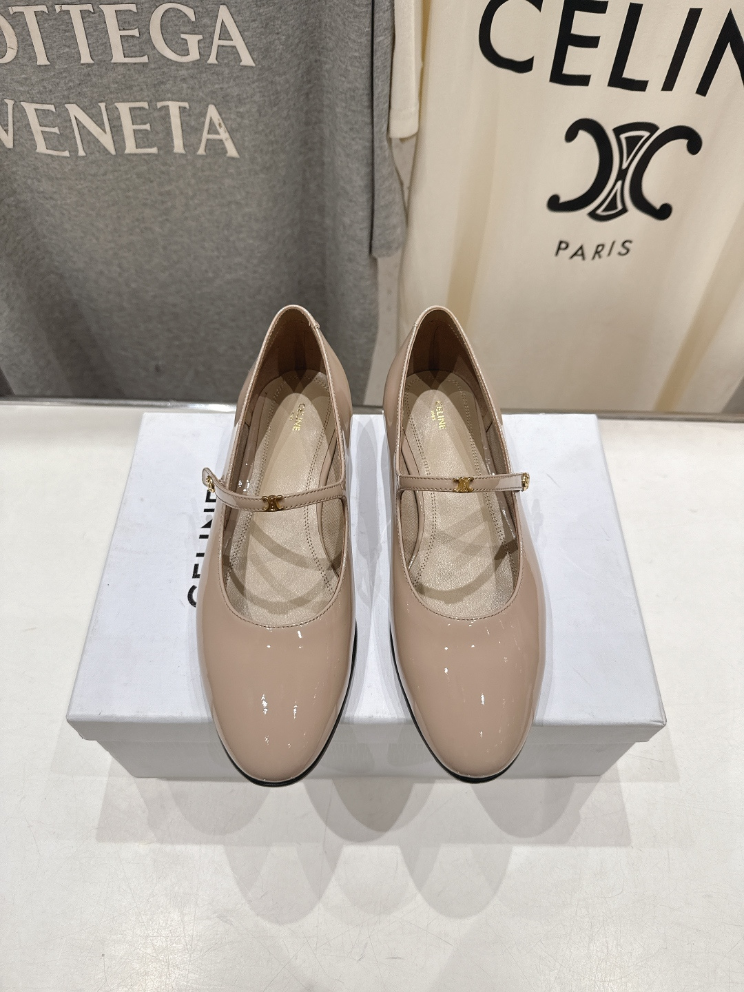 NO:747380,High version CELINE* Celine F032 2026ss Celine new Mary Jane flat shoes loafers single shoes Internet celebrity hot style is coming!  The major Internet celebrities are the first to experience it. Celine Internet celebrity's ins planting tool is very retro style and full of aura. The design style is very novel, high-end and very comfortable. The original version is customized one to one!  Absolutely the original order!  Fabric imported open-edge beaded cowhide, lining imported sheepskin, outsole Italian genuine leather outsole Size35-40 (40 customized, non-returnable), Mary Jane, celine, celine, loafers, mary jane, flats, cowhide, sheepskin, Leather soles19860909高版本  CELINE*赛琳F032 2026ss思琳新款玛丽珍平底鞋乐福鞋单鞋 网红爆款来袭！各大网红抢先体验、Celine网红ins种草神器、非常复古风、气场十足单品、设计风格非常新颖、高档且非常舒适.原版一比一定制！绝对原单做法！ 面料进口开边珠牛皮 内里进口羊皮 大底意大利真皮大底 Size35-40（40定做不退换）,玛丽珍,celine,celine,loafers,mary jane,flats,cowhide,sheepskin,Leather soles,Women's Shoes