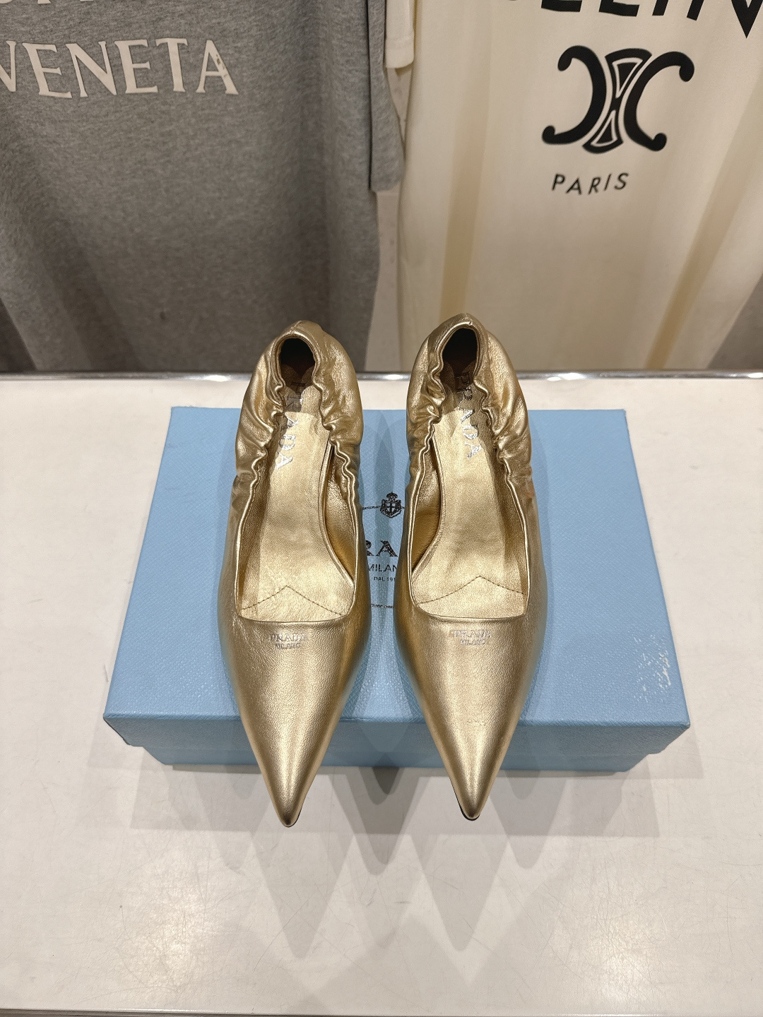 NO:725356,High version PRADA* Prada F025 26ss spring and summer new Mary Jane style pointed toe high-heeled shoes single fashion shoes. Original purchase, 1:1 development, perfect details, comfortable on the feet, can be matched with beautiful spring and summer clothes, exquisite and durable. Original calfskin upper, mixed lambskin lining, Italian genuine leather outsole, heel height 5.5cm, size 35-40 (customized at 40.41)  Packaging Original full set of packaging, sandals, prada, prada, sandals, mary jane, high heels, cowhide, sheepskin, Leather soles19860909高版本  PRADA* 普拉达F025 26ss春夏新品玛丽珍仙女风尖头高跟鞋单鞋时装鞋 原版购入1:1开发,细节完美,上脚舒适可任意配搭春夏的美丽服饰,精耐致看 鞋面原版小牛皮 内里混种小羊皮 大底意大利真皮大底 跟高5.5cm 码数35-40（40.41订做） 包装原版全套包装,凉鞋单鞋,prada,prada,sandals,mary jane,high heels,cowhide,sheepskin,Leather soles,Women's Shoes