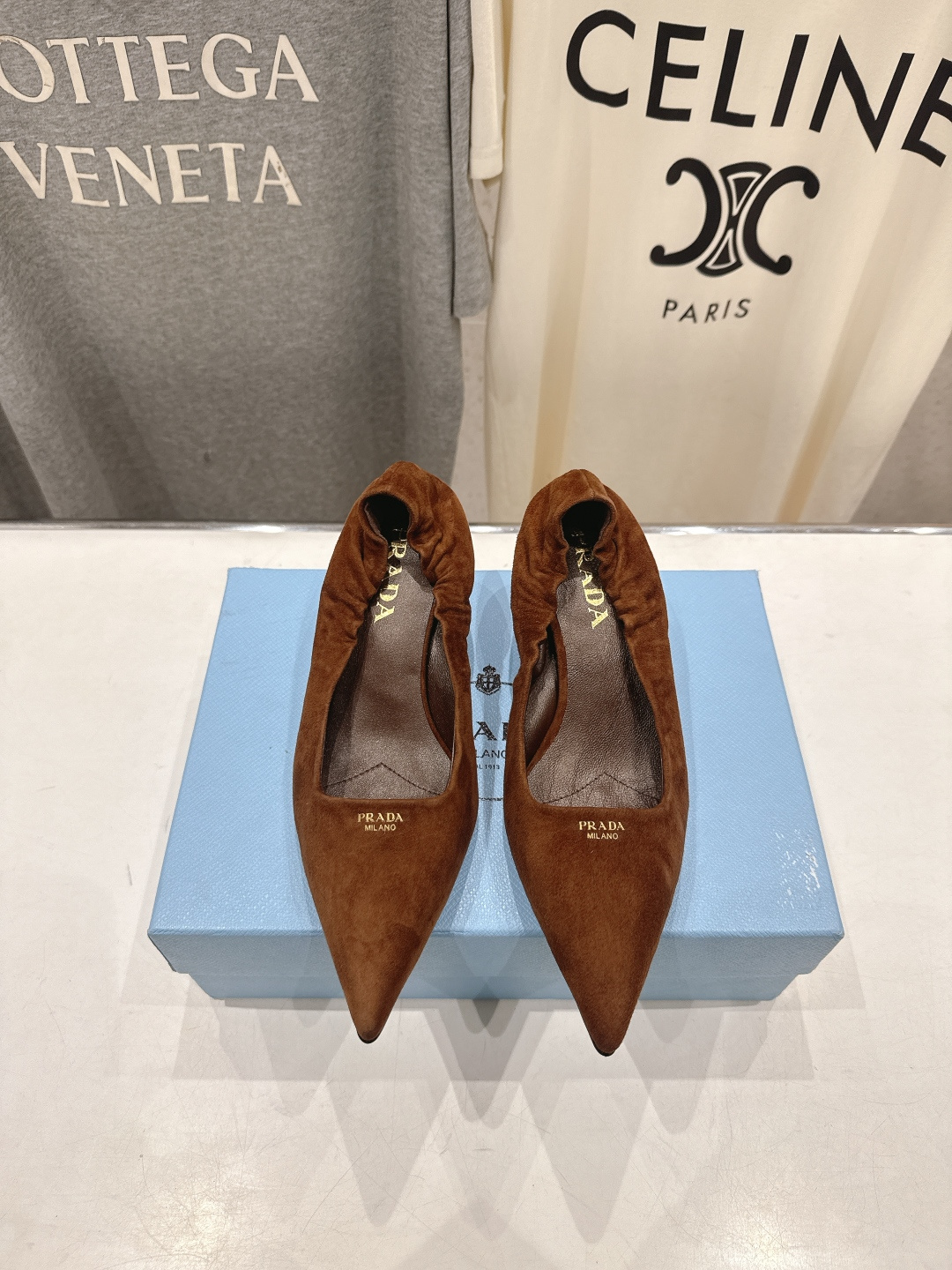 NO:725360,High version PRADA* Prada F025 26ss spring and summer new Mary Jane style pointed toe high-heeled shoes single fashion shoes. Purchased from the original version and developed 1:1, perfect details, comfortable on the feet, can be matched with beautiful spring and summer clothes, exquisite and durable. Original imported sheep upper, mixed lambskin lining, Italian genuine leather outsole, heel height 5.5cm, size 35-40 (customized at 40.41)  Packaging Original full set of packaging, sandals, prada, prada, sandals, mary jane, high heels, sheepskin, sheep, Leather soles19860909高版本  PRADA* 普拉达F025 26ss春夏新品玛丽珍仙女风尖头高跟鞋单鞋时装鞋 原版购入1:1开发,细节完美,上脚舒适可任意配搭春夏的美丽服饰,精耐致看 鞋面原版进口羊京 内里混种小羊皮 大底意大利真皮大底 跟高5.5cm 码数35-40（40.41订做） 包装原版全套包装,凉鞋单鞋,prada,prada,sandals,mary jane,high heels,sheepskin,sheep,Leather soles,Women's Shoes