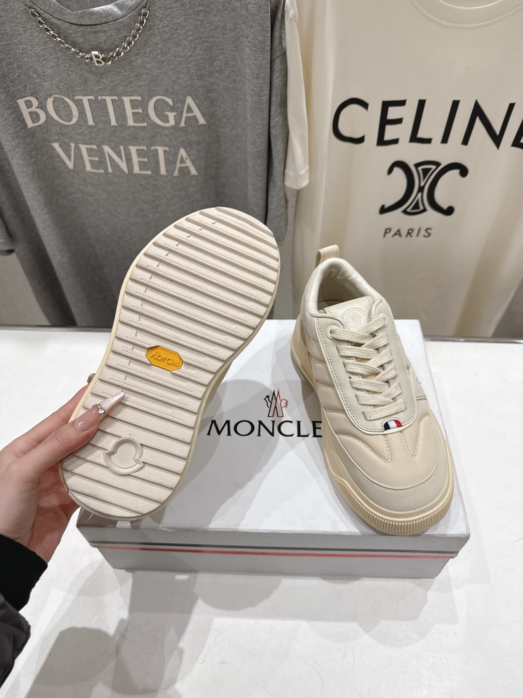 高版本出厂Moncler Altive Mid F046蒙口系列新款休闲运动鞋灵感源自 Moncler 