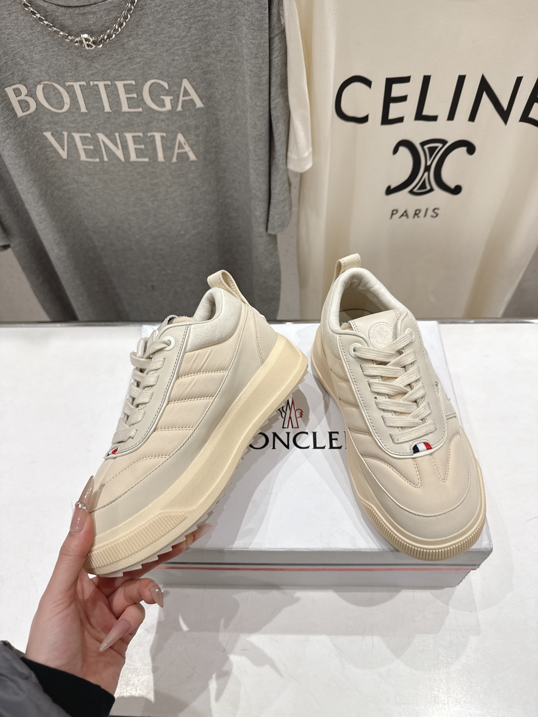 高版本出厂Moncler Altive Mid F046蒙口系列新款休闲运动鞋灵感源自 Moncler 