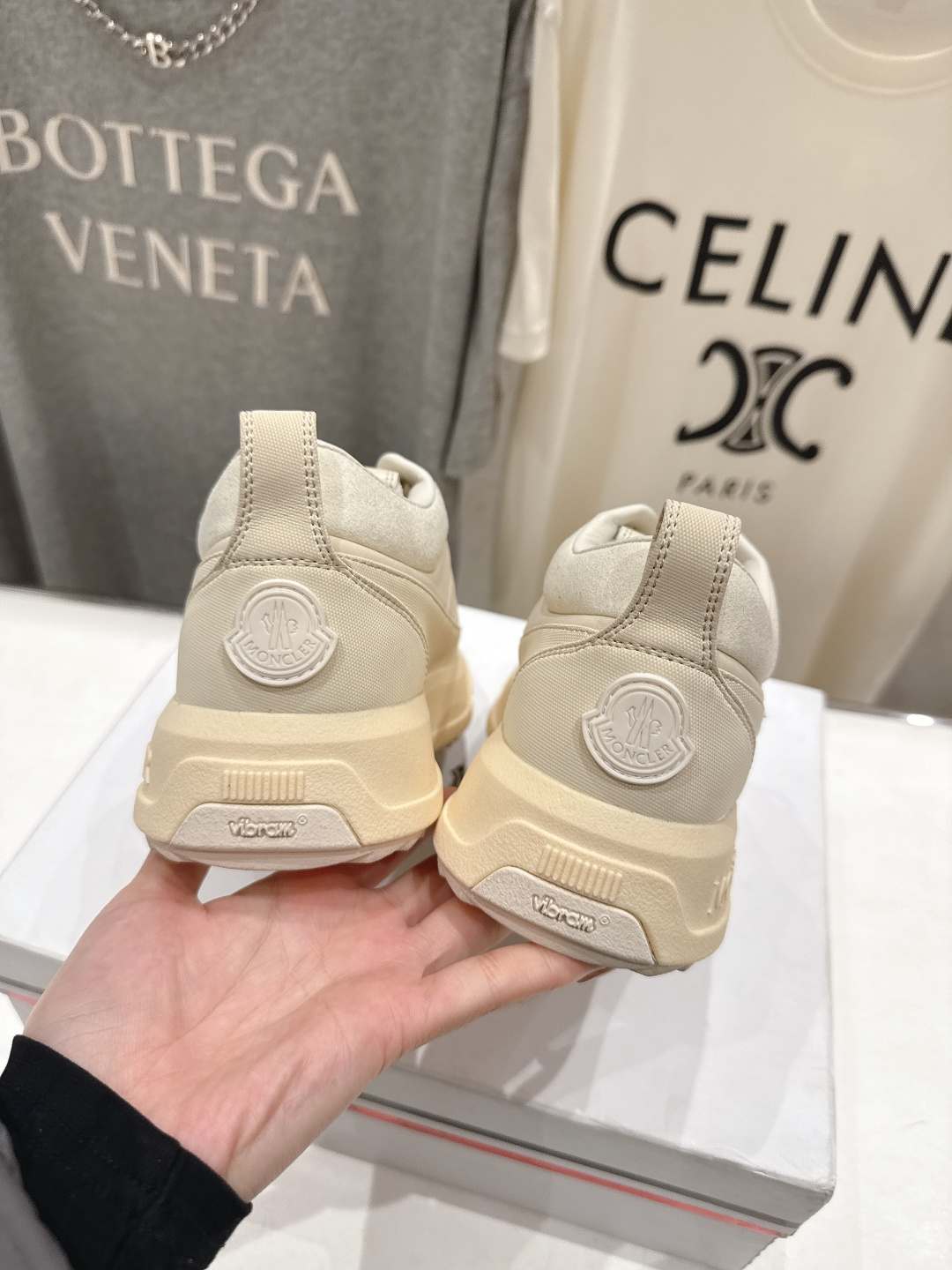 高版本出厂Moncler Altive Mid F046蒙口系列新款休闲运动鞋灵感源自 Moncler 