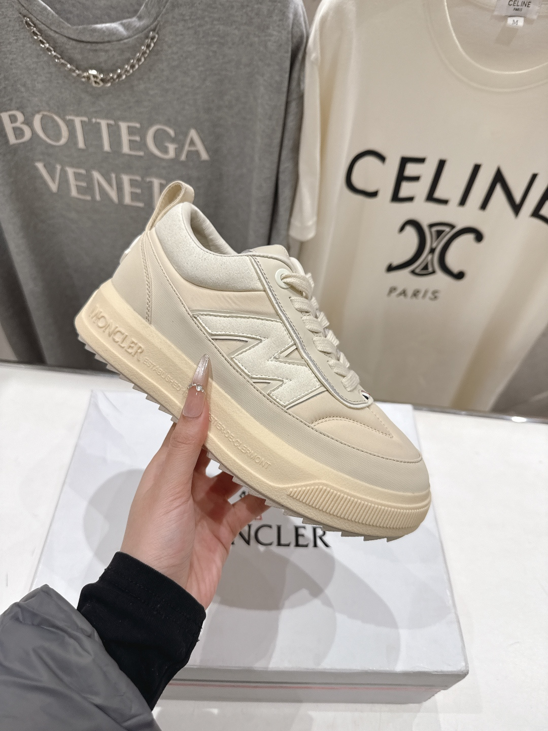 高版本出厂Moncler Altive Mid F046蒙口系列新款休闲运动鞋灵感源自 Moncler 