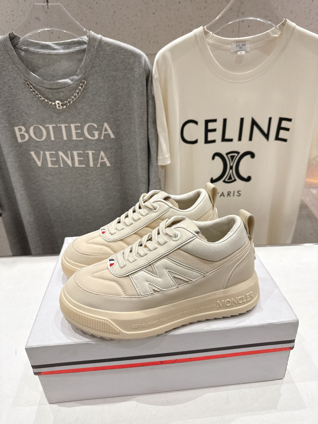 高版本出厂Moncler Altive Mid F046蒙口系列新款休闲运动鞋灵感源自 Moncler 