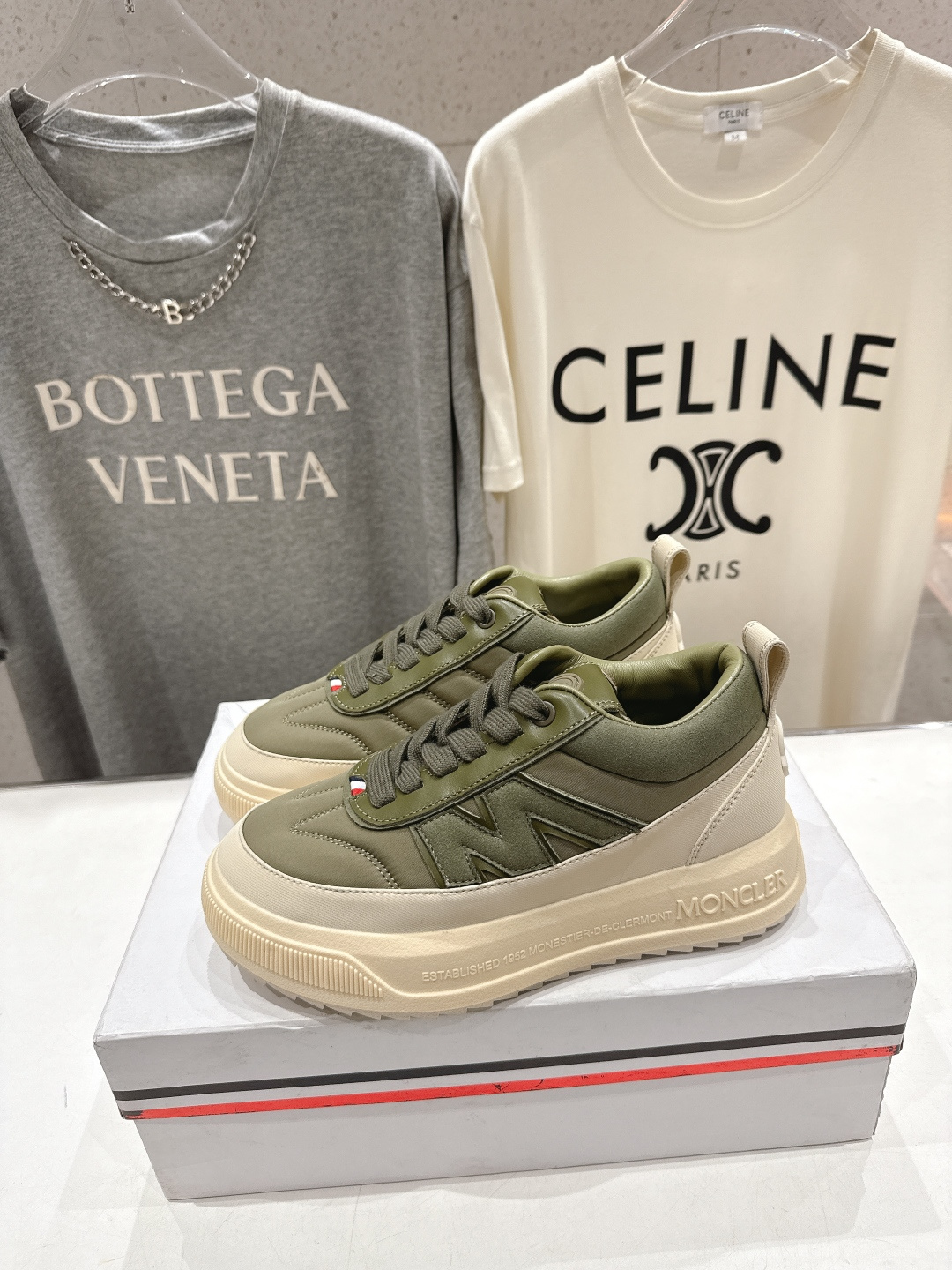 高版本出厂Moncler Altive Mid F046蒙口系列新款休闲运动鞋灵感源自 Moncler 