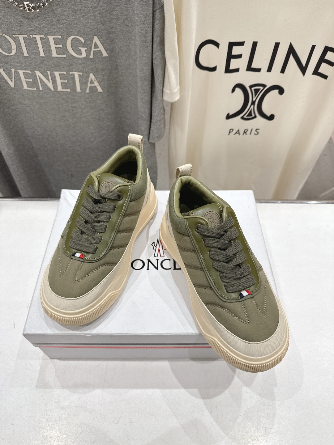 高版本出厂Moncler Altive Mid F046蒙口系列新款休闲运动鞋灵感源自 Moncler 