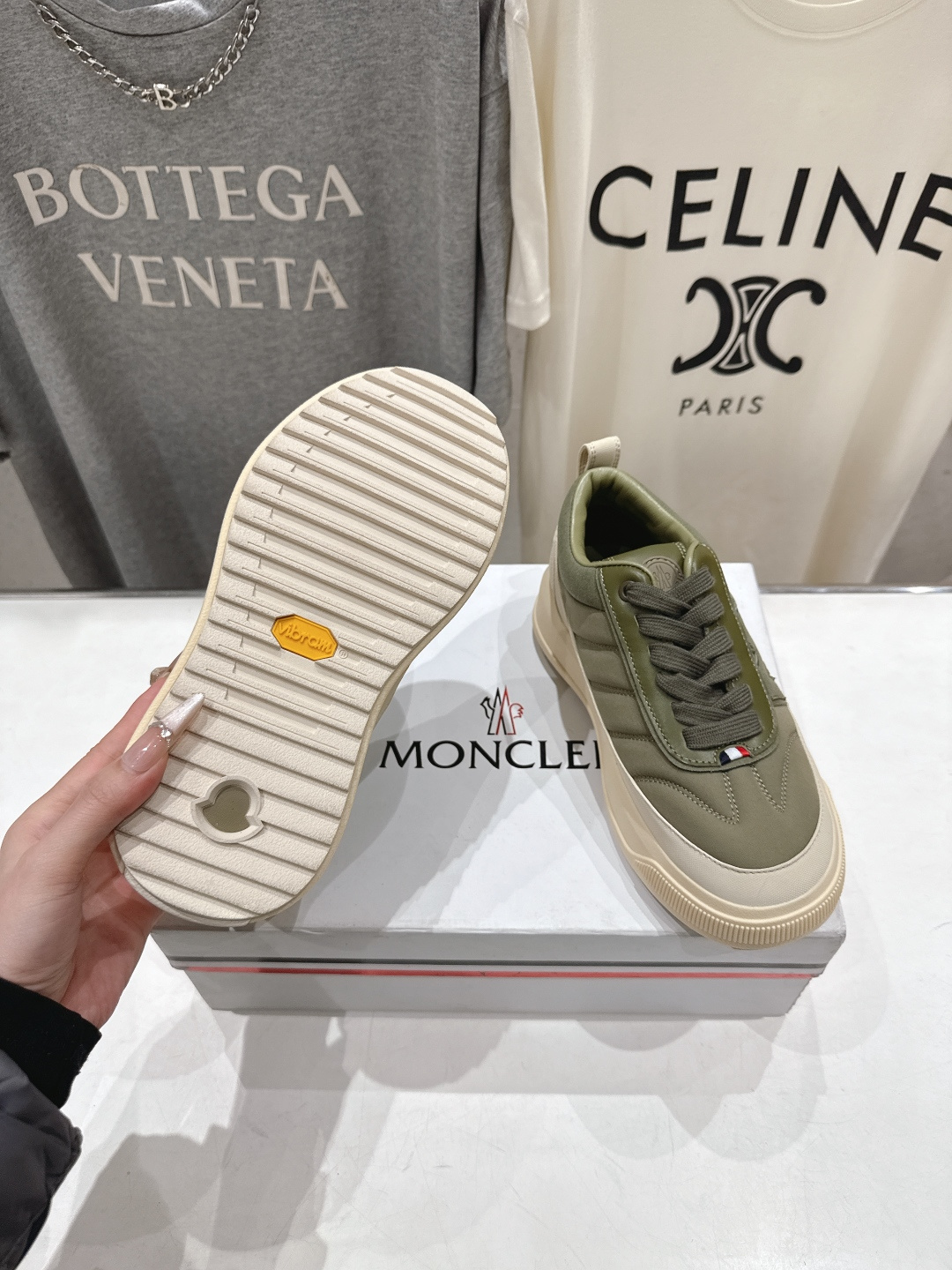 高版本出厂Moncler Altive Mid F046蒙口系列新款休闲运动鞋灵感源自 Moncler 