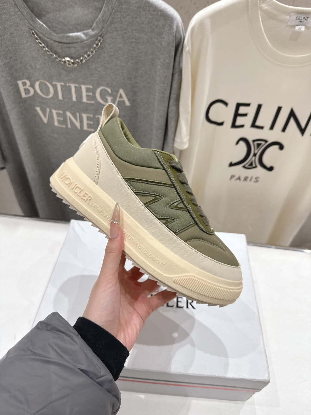 高版本出厂Moncler Altive Mid F046蒙口系列新款休闲运动鞋灵感源自 Moncler 