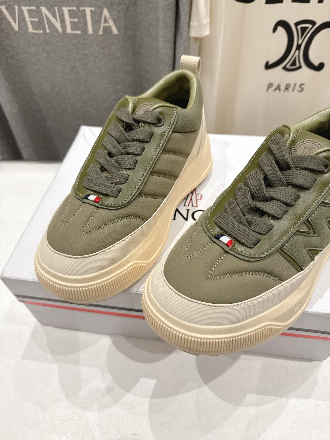 高版本出厂Moncler Altive Mid F046蒙口系列新款休闲运动鞋灵感源自 Moncler 