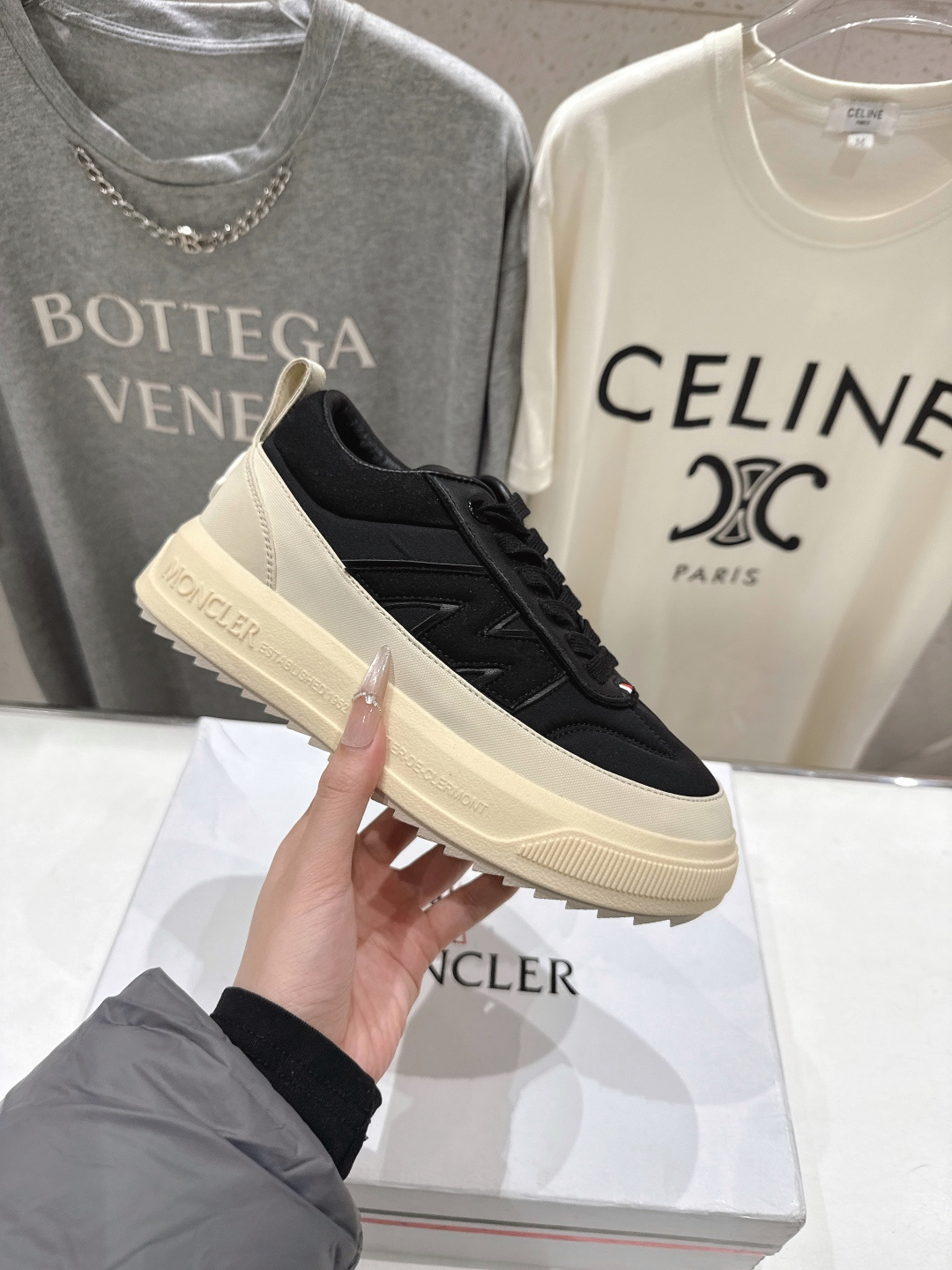 高版本出厂Moncler Altive Mid F046蒙口系列新款休闲运动鞋灵感源自 Moncler 