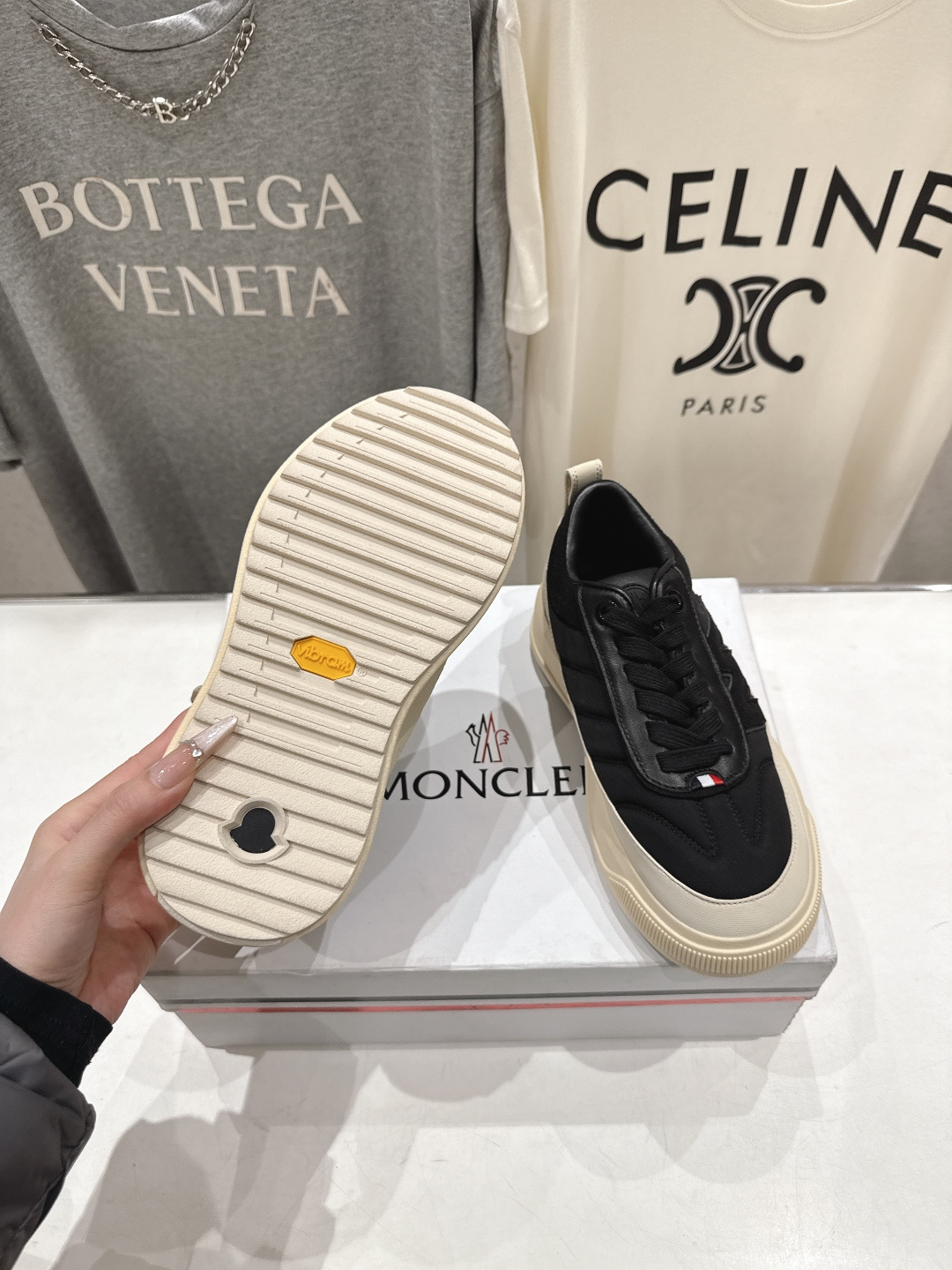 高版本出厂Moncler Altive Mid F046蒙口系列新款休闲运动鞋灵感源自 Moncler 