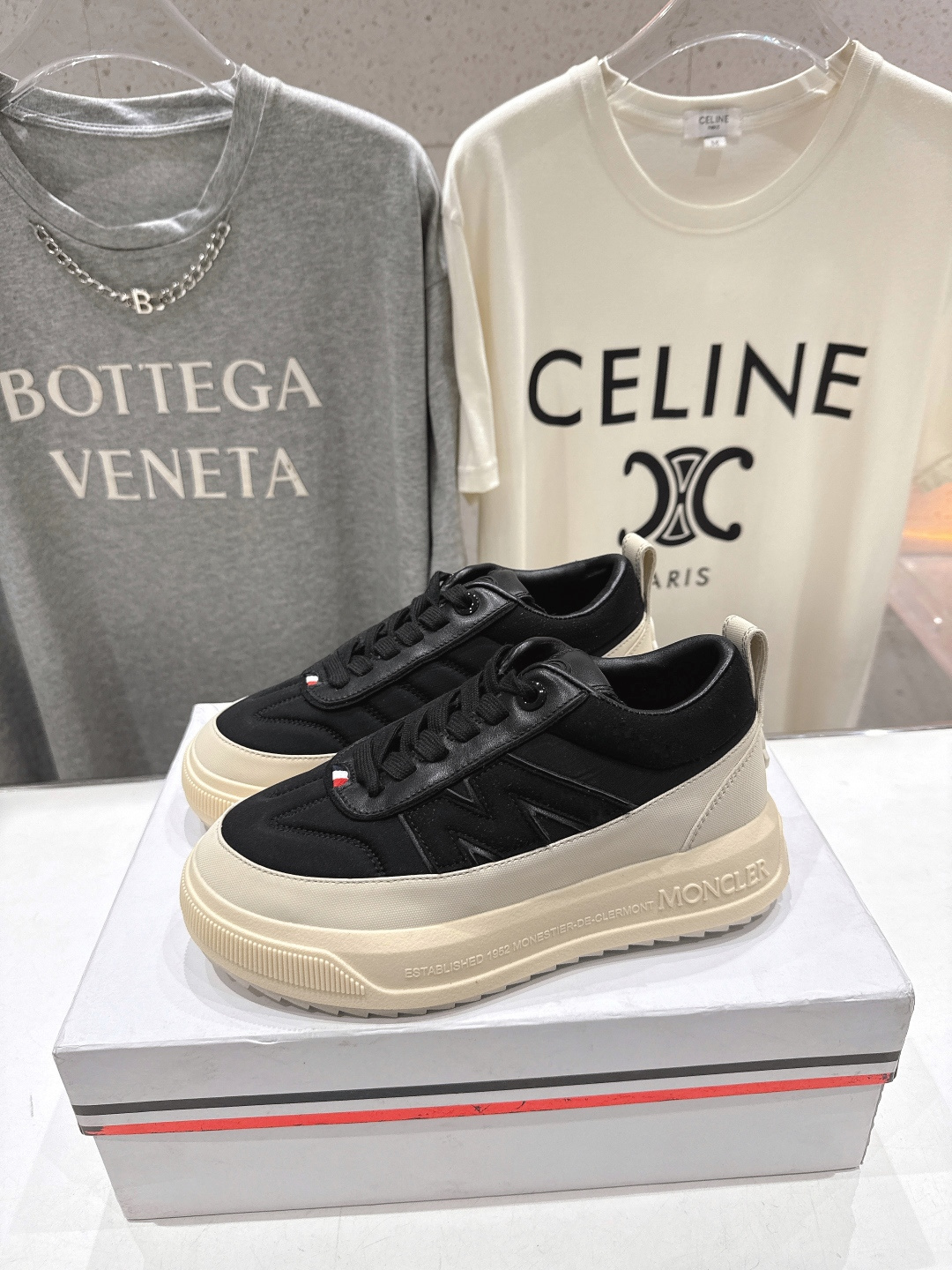 高版本出厂Moncler Altive Mid F046蒙口系列新款休闲运动鞋灵感源自 Moncler 
