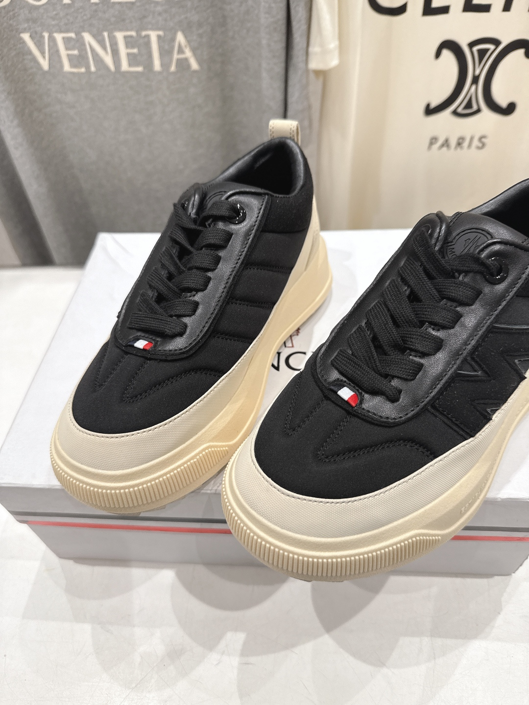 高版本出厂Moncler Altive Mid F046蒙口系列新款休闲运动鞋灵感源自 Moncler 