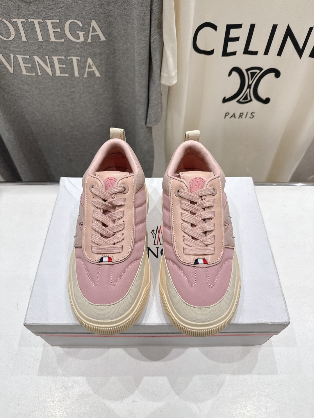 NO:725375,High version Moncler Altive Mid F046 new casual sneakers from the Mouth Mouth series. Inspired by the Moncler collection, it perfectly combines bold design with practical functions to redefine urban lifestyle. Water-repellent outdoor grade/spliced cowhide fabric/comfortable sheepskin lining. Industrial style aesthetic thick rope laces + black and white contrasting colors, full of functionality. Low-key luxury heel logo embossed, those who know it will understand. Suitable for outdoor hiking, urban daily wear, casual sportswear, easily create a fashionable look.  Original vibram rubber + TPU outsole. Non-slip and wear-resistant. Size 35-41 (40.41 custom-made, non-refundable). Original packaging, casual shoes/sports shoes, Moncler, sneakers, cowhide, sheepskin19860909高版本 Moncler Altive Mid F046蒙口系列新款休闲运动鞋 灵感源自 Moncler 典藏系列,将大胆设计与实用功能完美融合,重新定义都市生活方式 防泼水户外等级/拼接牛皮面料/内里舒适羊皮 工业风美学粗绳鞋带+黑白撞色,机能感拉满 低调奢华后跟Logo压印,懂的人自然懂 适用场景户外徒步,城市日常搭配休闲运动服饰,轻松打造时尚造型 原版vibram橡胶+tpu大底.防滑耐磨 码数35-41（40.41订做不退换） 原版包装,休闲鞋/运动鞋,Moncler,sneakers,cowhide,sheepskin,Women's Shoes