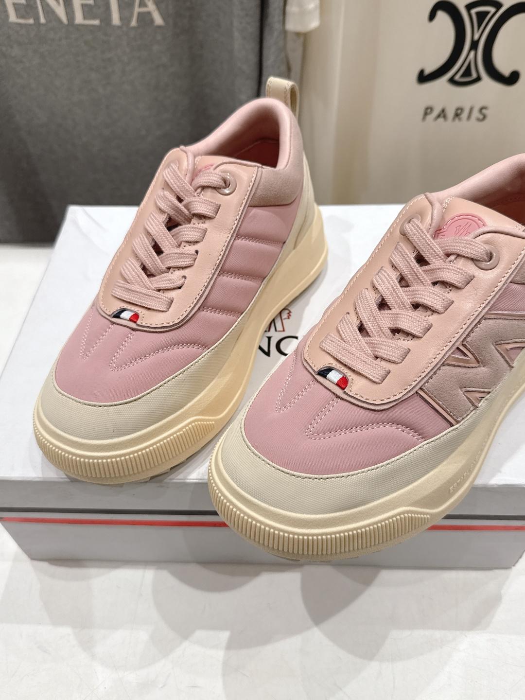 高版本出厂Moncler Altive Mid F046蒙口系列新款休闲运动鞋灵感源自 Moncler 